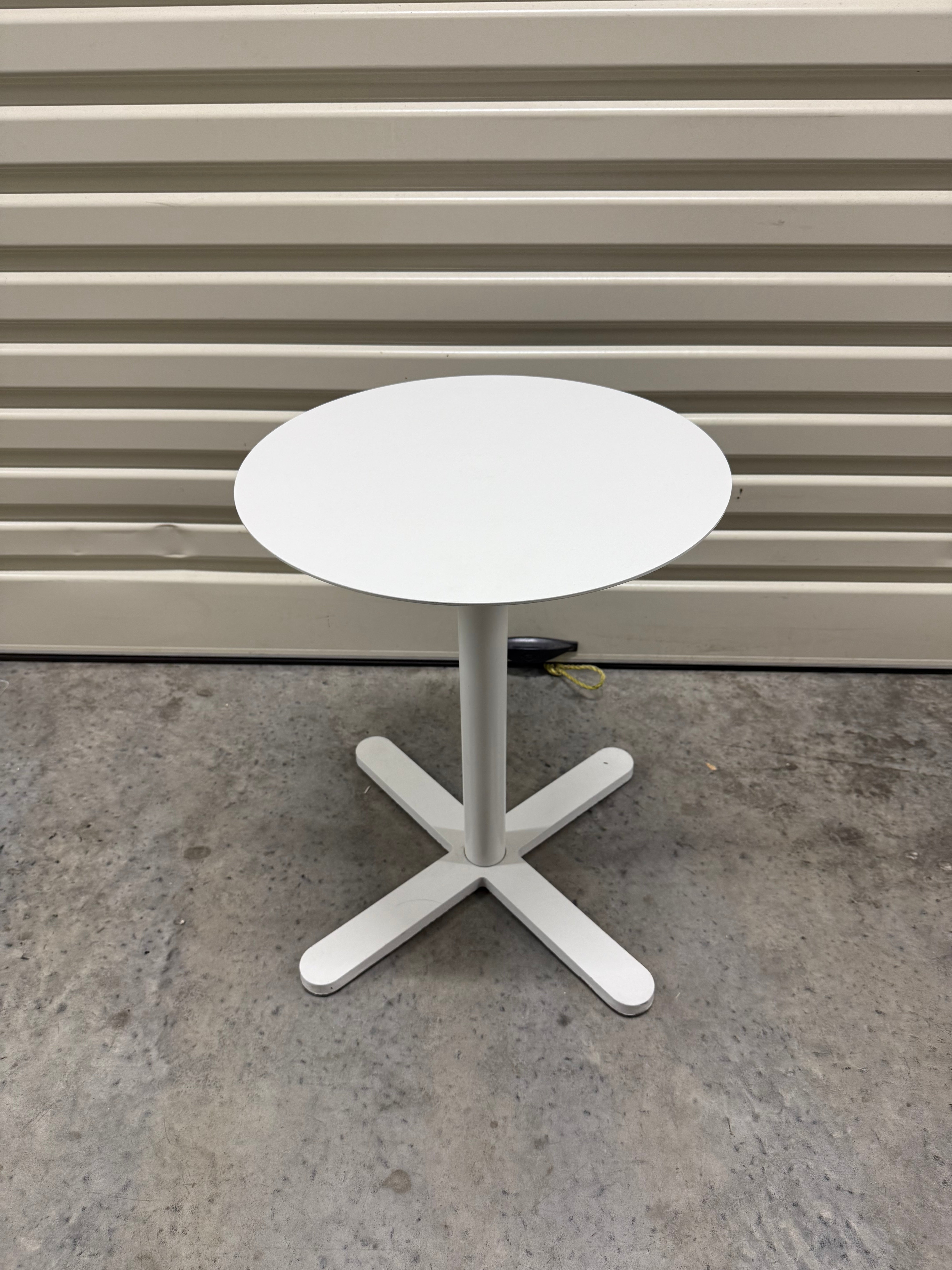 Mobles 114 Barcelona Hulot table by Joan Gaspar - White