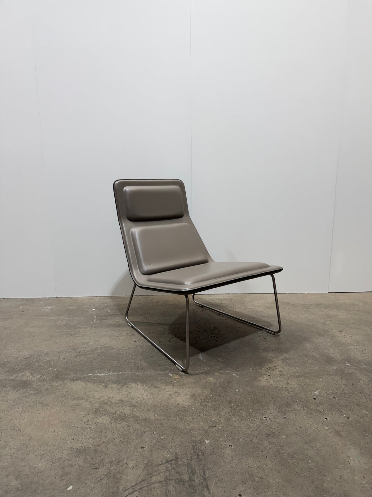 Cappellini Low Pad Lounge Chair by Jasper Morrison – Taupe Leather – view 4 – pre-owned
