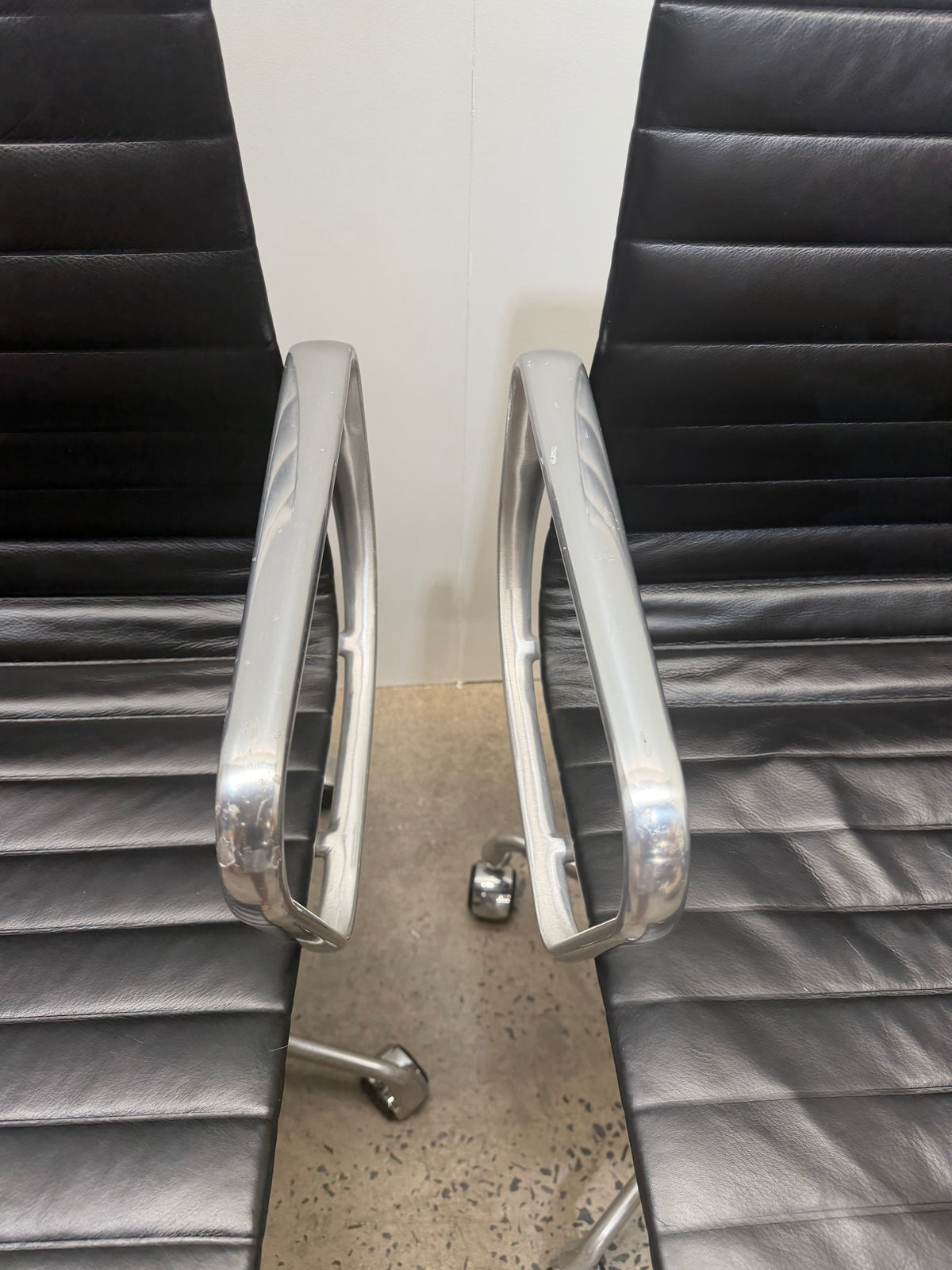 Herman Miller Eames Aluminium Group Management Chair EA331 – Black Leather, with Arms – view 17 – pre-owned