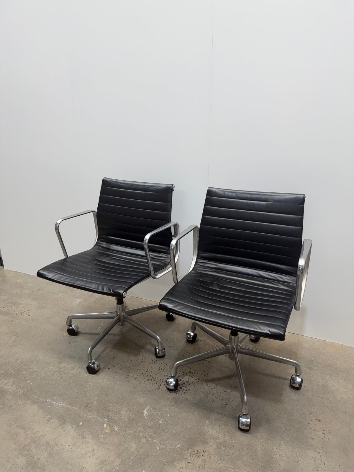 Herman Miller Eames Aluminium Group Management Chair EA331 – Black Leather, with Arms – view 15 – pre-owned