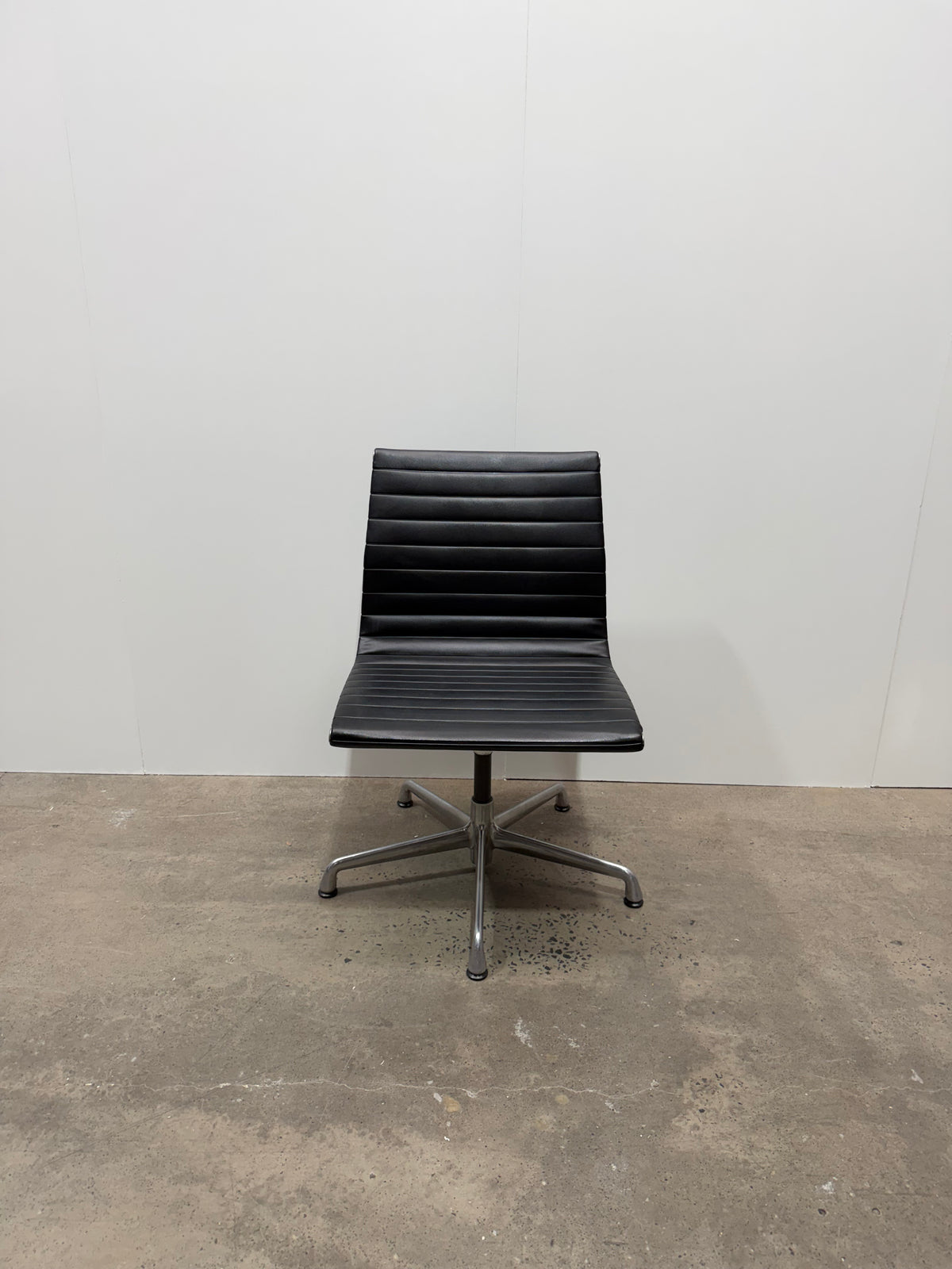 Herman Miller Eames Aluminium Group EA330 Side Chair – Black, Armless – pre-owned