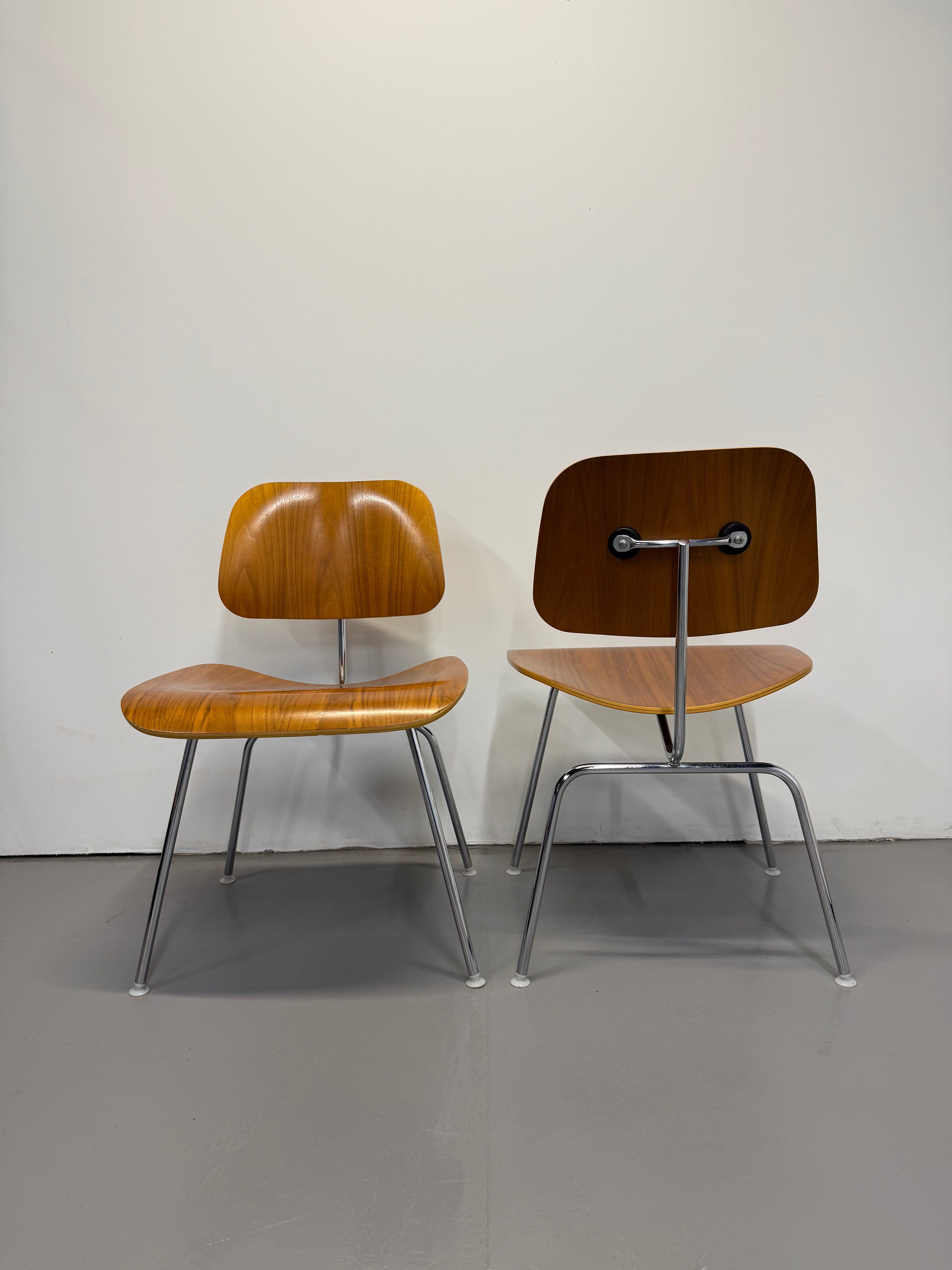 Eames Moulded Plywood Dining Chair – Metal Base by Herman Miller