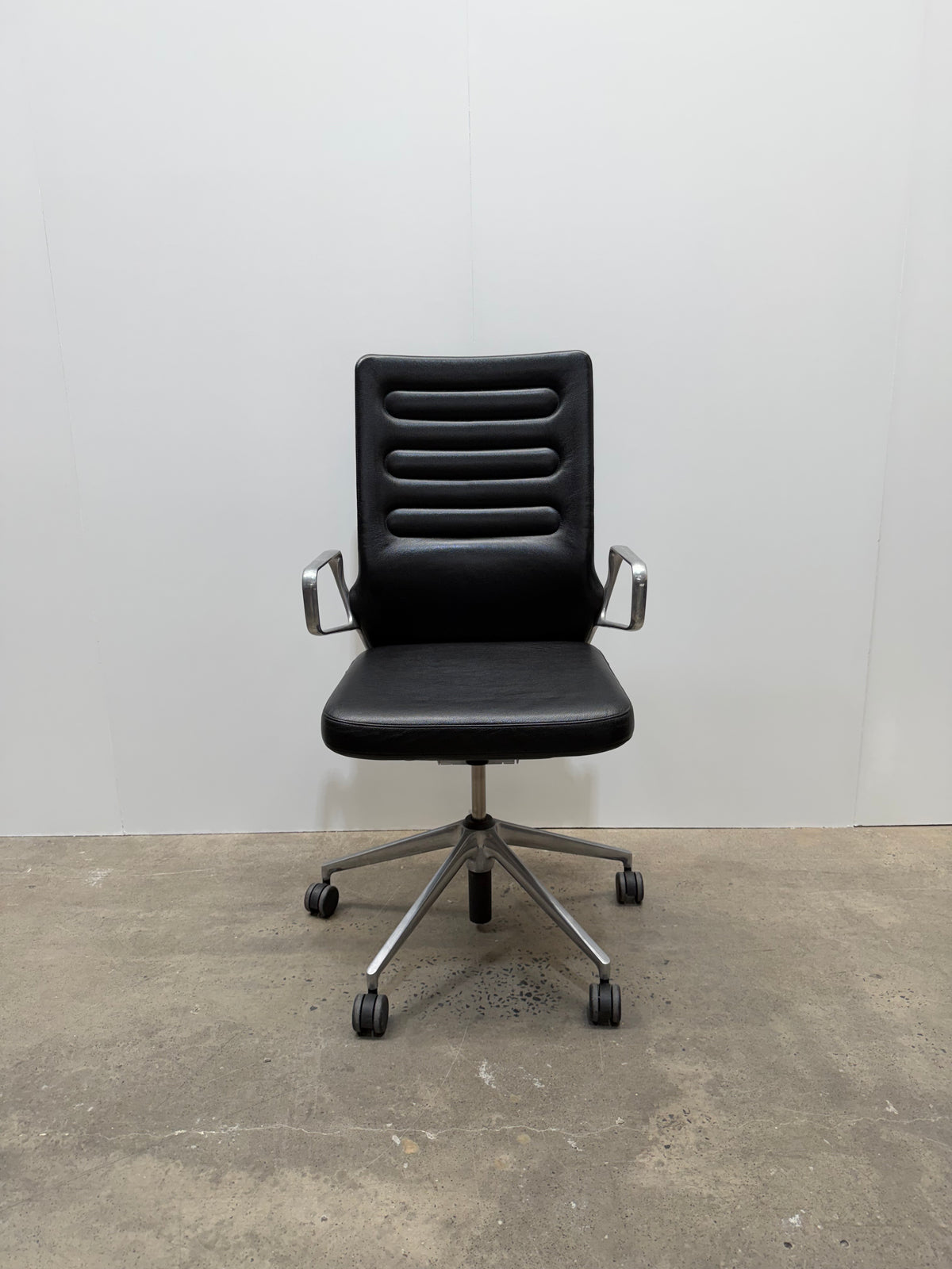 Vitra AC 4 Conference Chair by Antonio Citterio – Black Leather, Polished Aluminium – view 1 – pre-owned