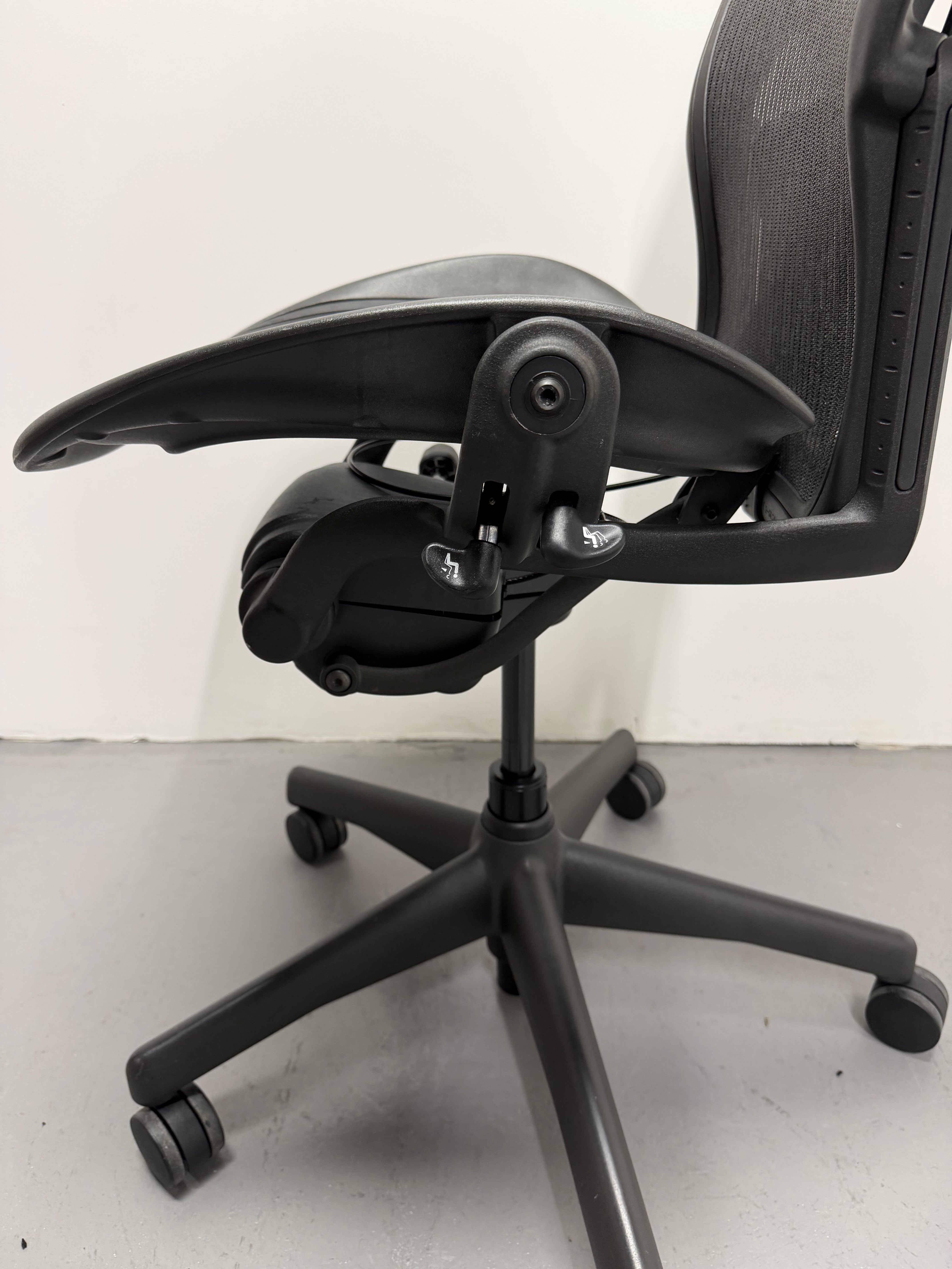 Herman Miller Aeron Classic – PostureFit Back Support, No Arms (Size B)