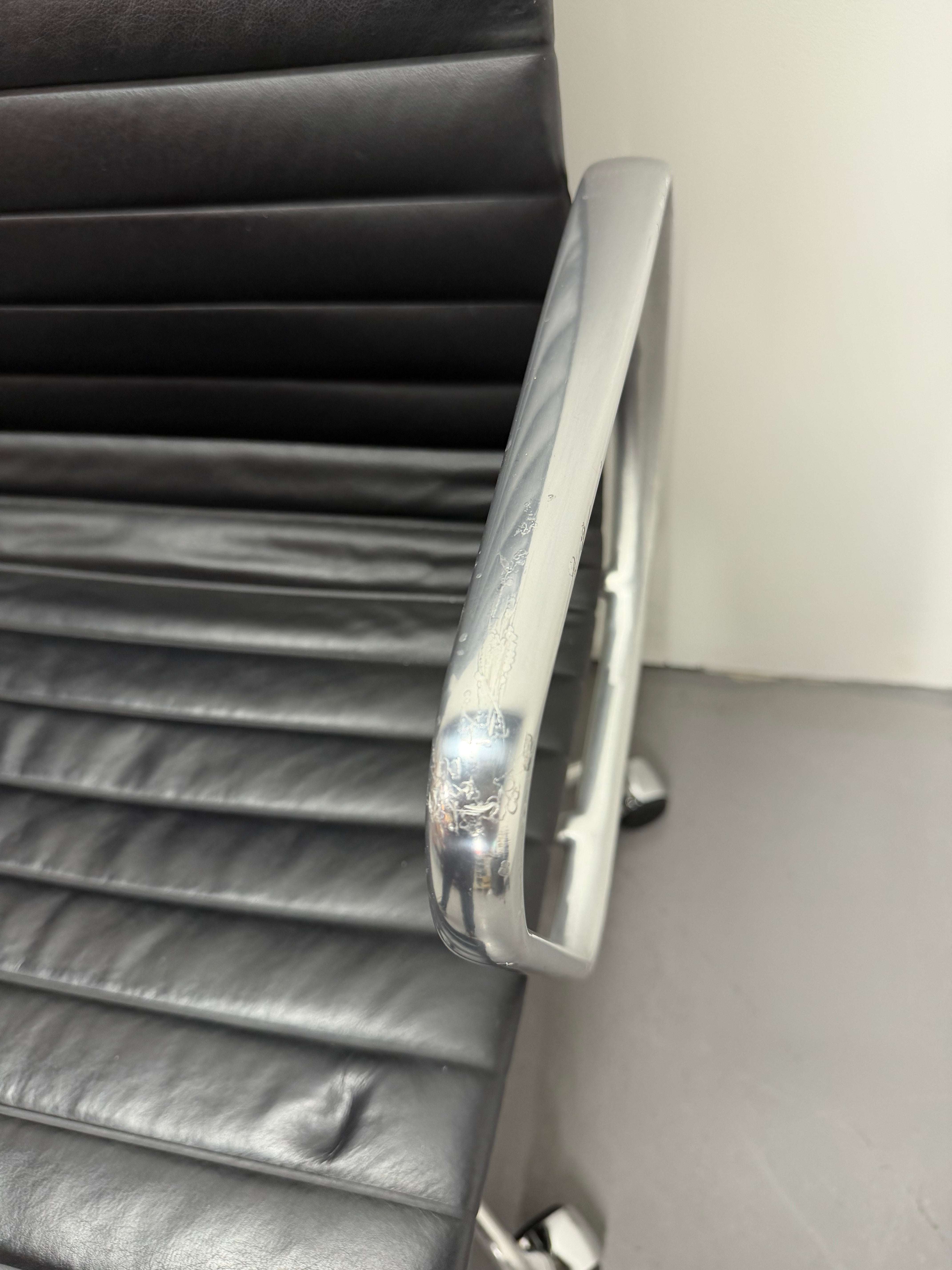 Eames Aluminum Group Executive Chair – High Back | Black Leather