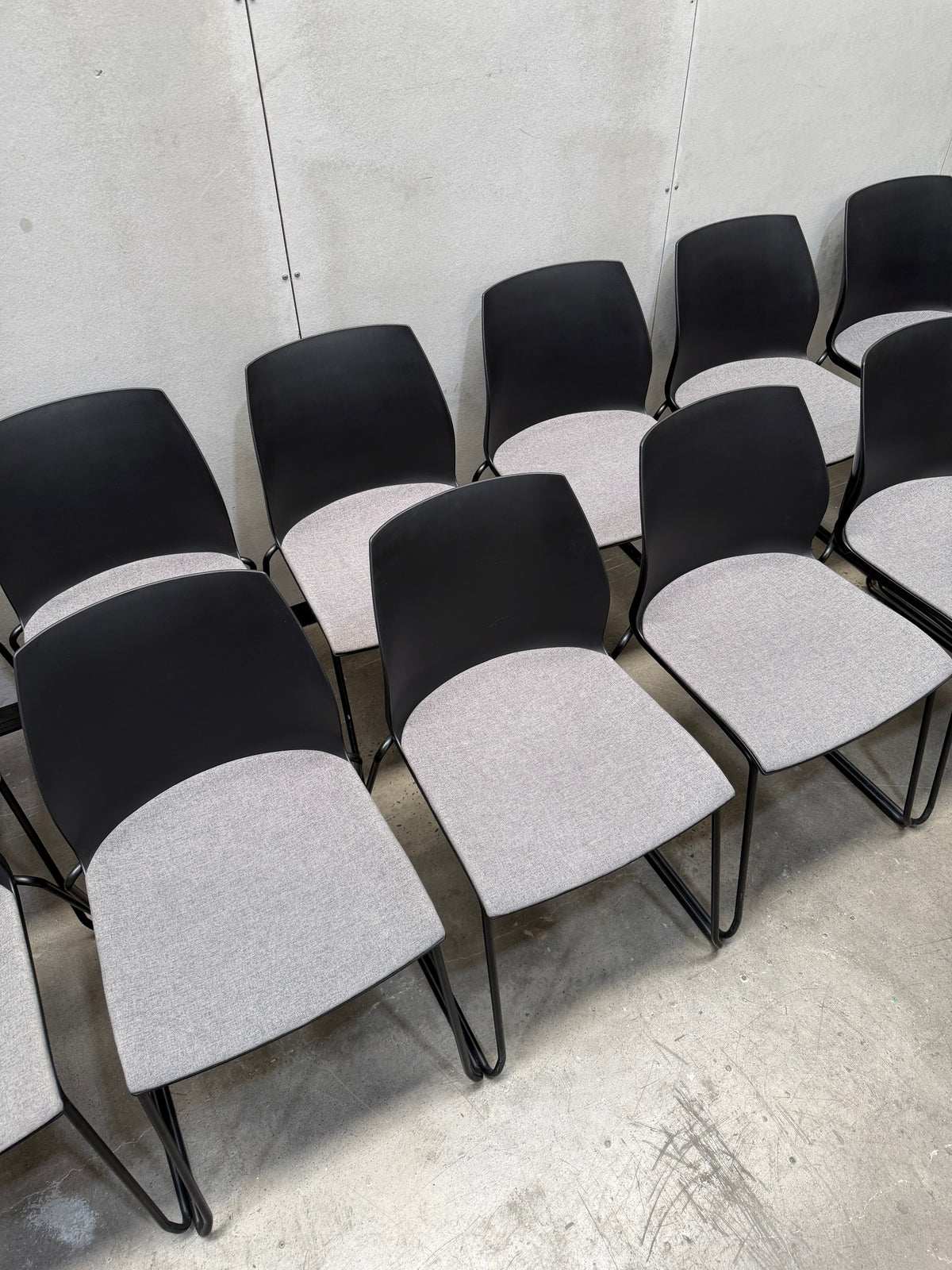 Kastel Kalea Chair – Black Shell, Grey Padded Seat, Sled Base