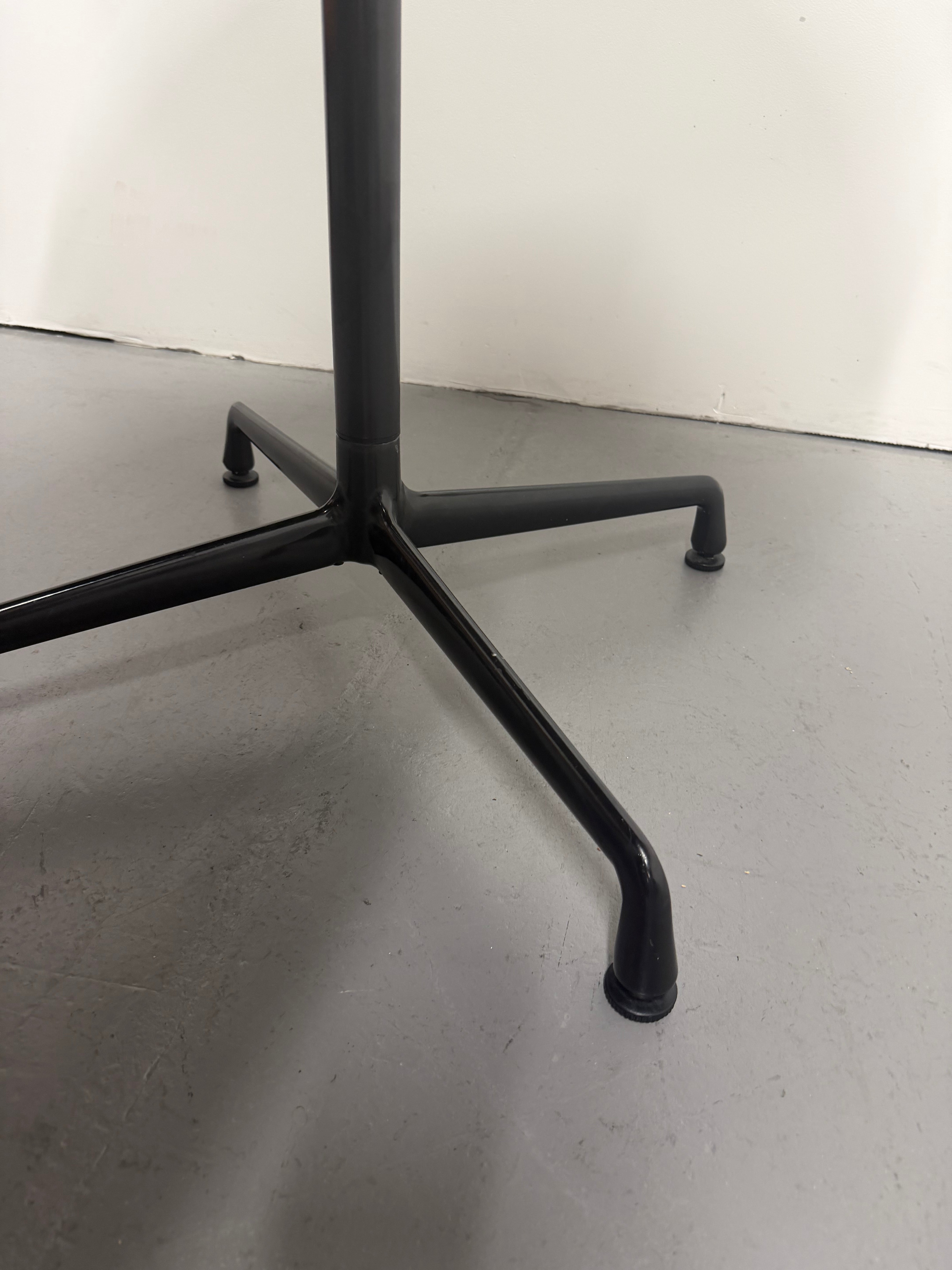 Herman Miller Eames Round Group Table / Meeting Table – Oak Top
