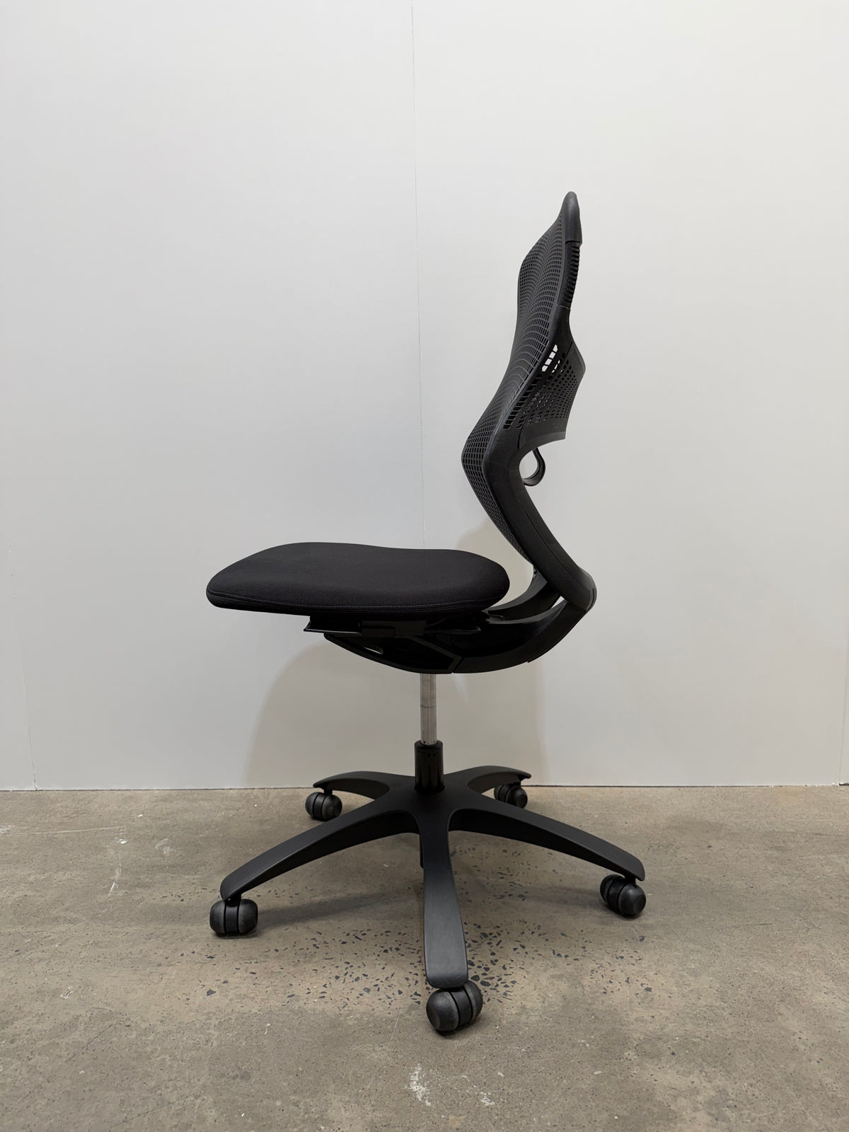 Knoll Generation Ergonomic Office Task Chair by Formway – Black, No Arms – view 8 – pre-owned