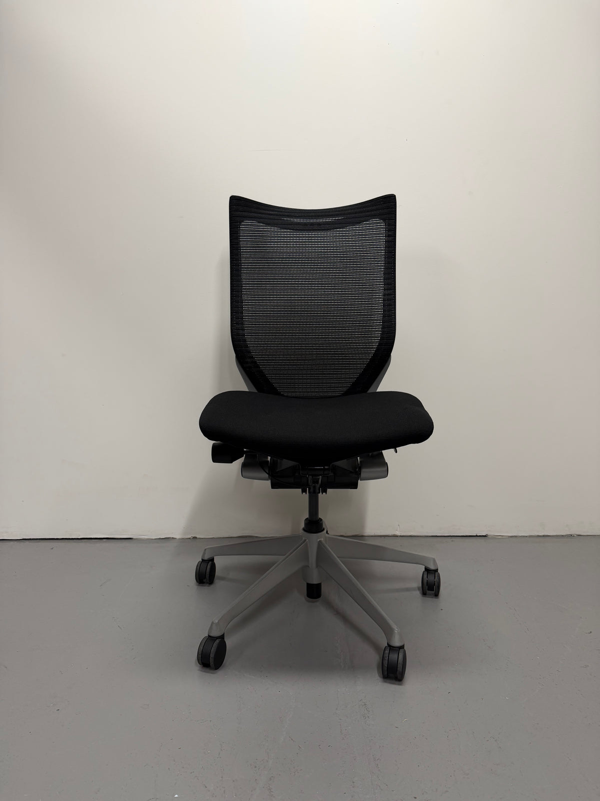 Okamura Baron Mesh Office Chair – No arms