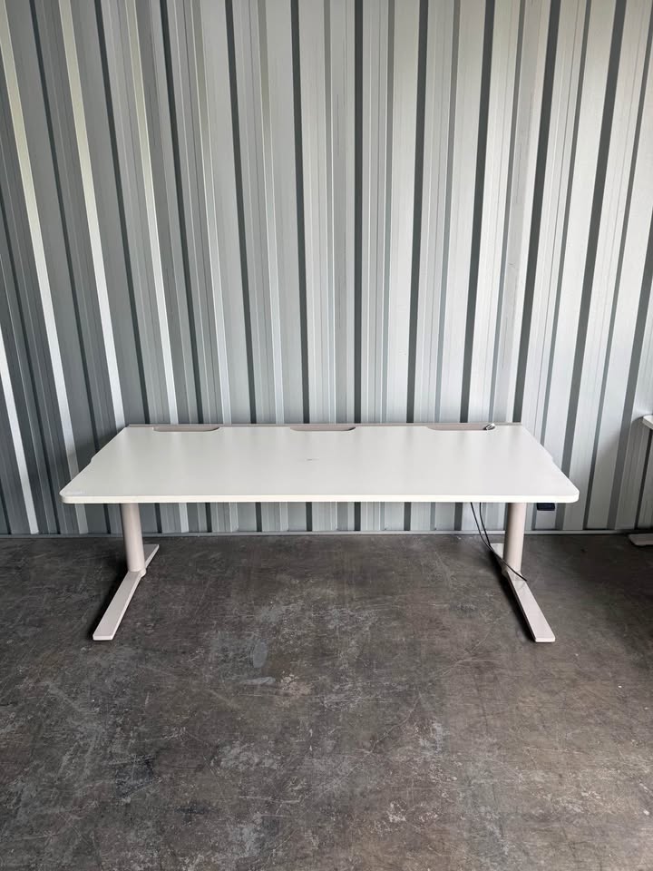 Schiavello Electric Height Adjustable Desk - Commercial Grade 1800L x 750W