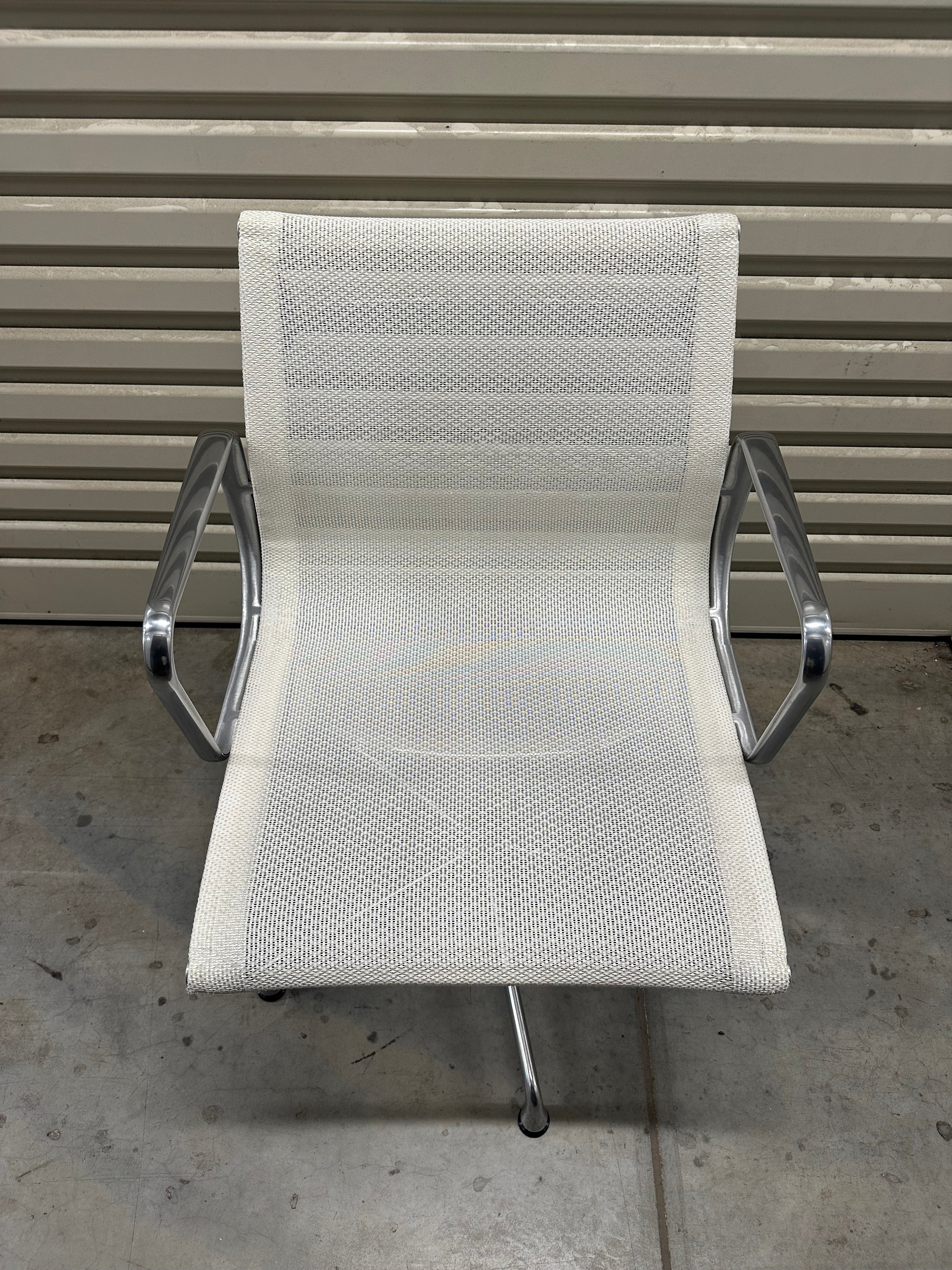 Eames Aluminum Group Executive Management Chair - White Mesh