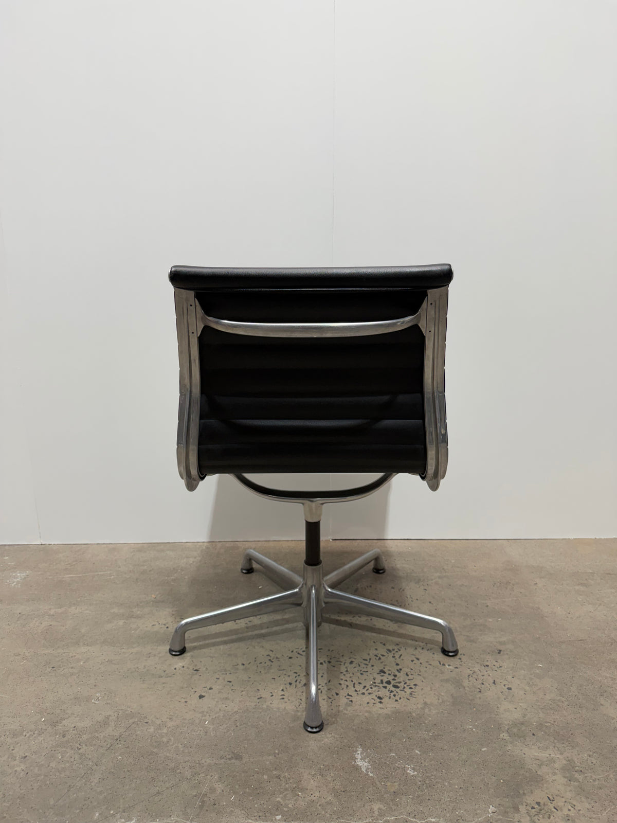 Herman Miller Eames Aluminium Group EA330 Side Chair – Black | Armless