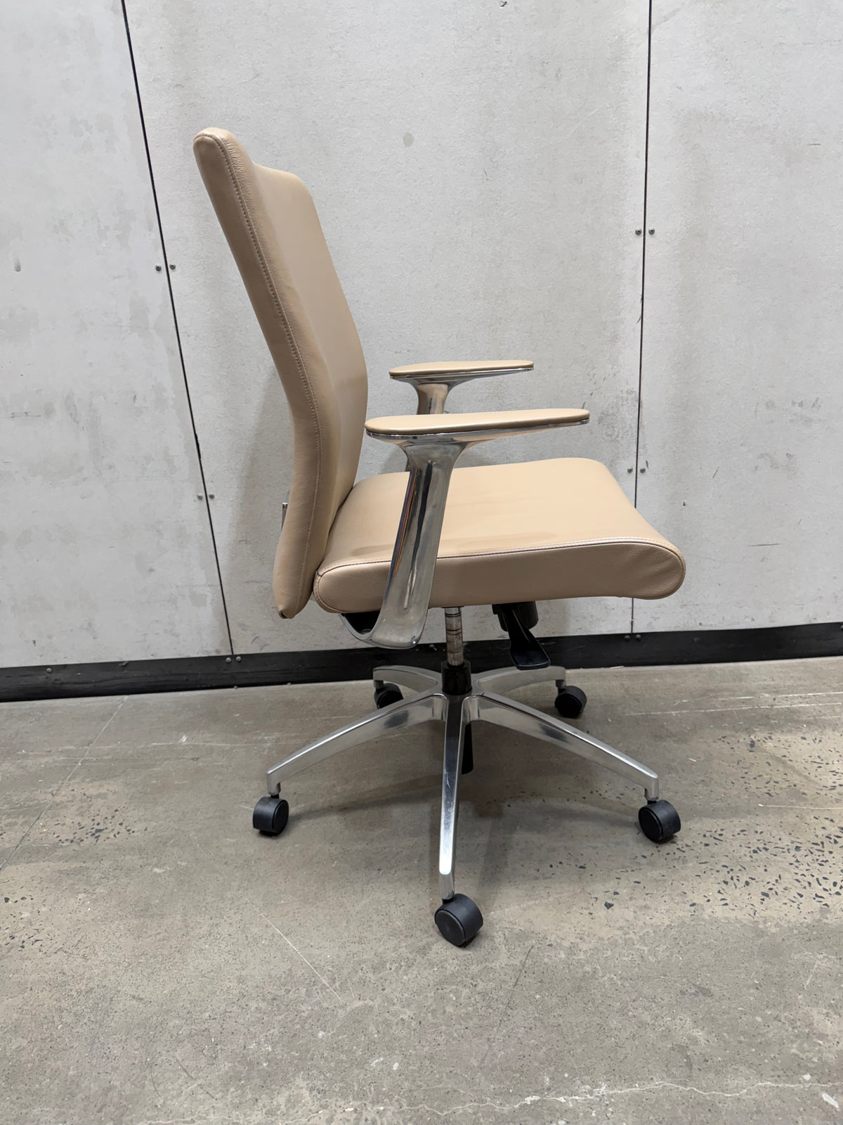 Zenith Invention Medium Back Executive Boardroom Meeting Chair – Beige