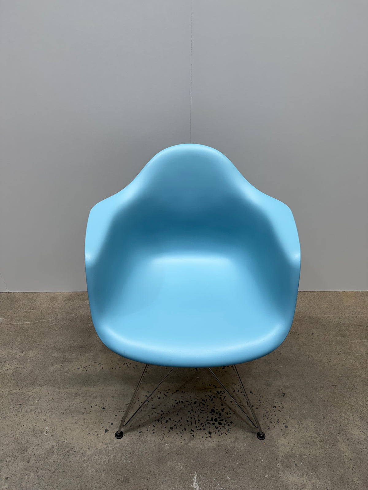 Vitra Eames Plastic Armchair DAR – Light Blue, Chrome Eiffel Base – view 6 – pre-owned