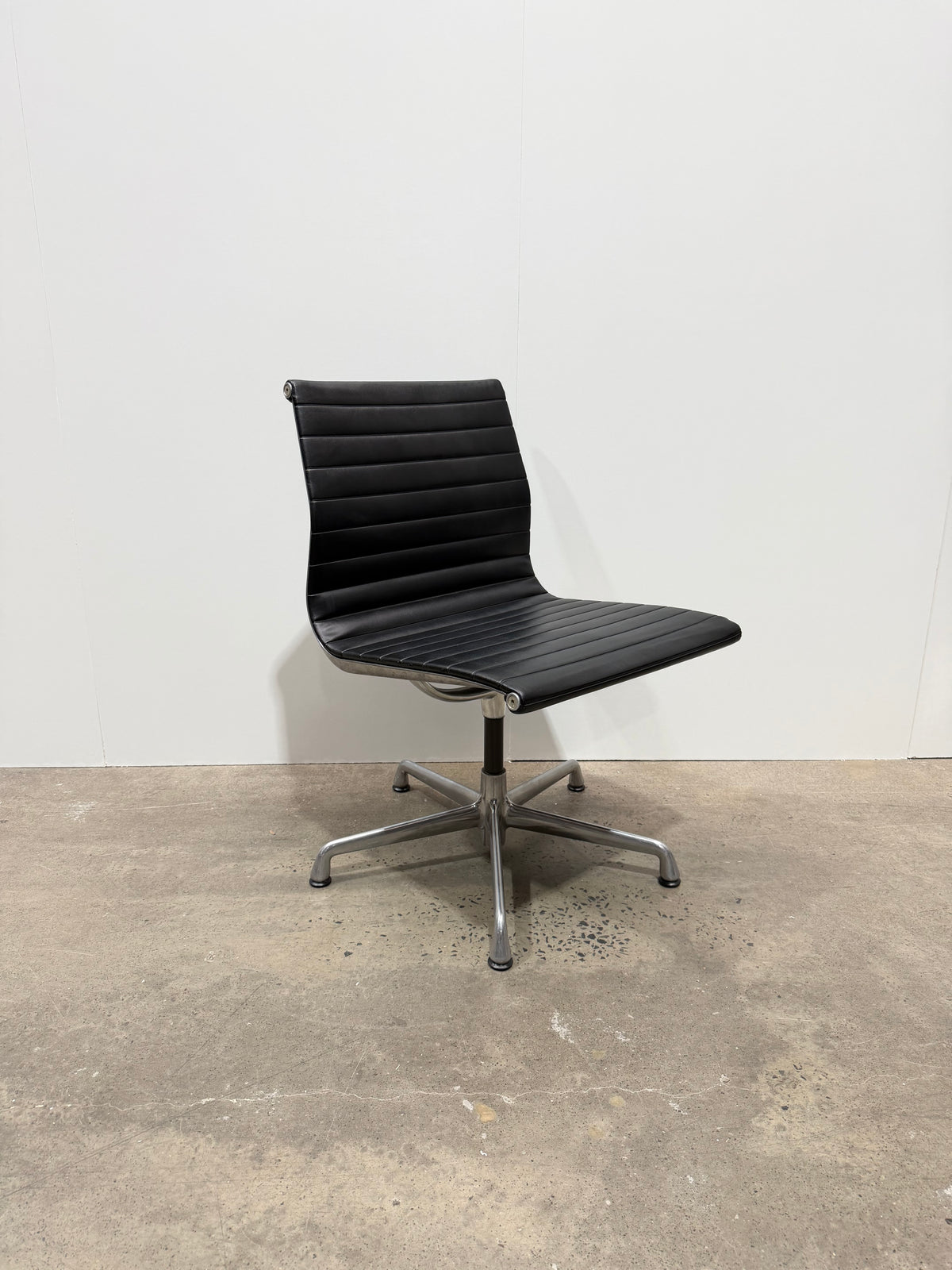 Herman Miller Eames Aluminium Group EA330 Side Chair – Black | Armless