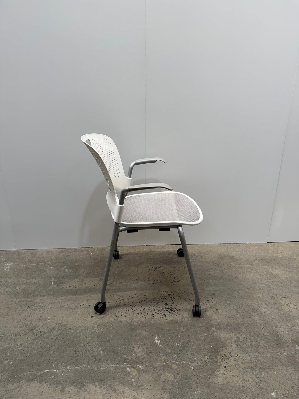 Herman Miller Caper Stacking Chair – White, FLEXNET Seat, Arms & Castors – view 4 – pre-owned