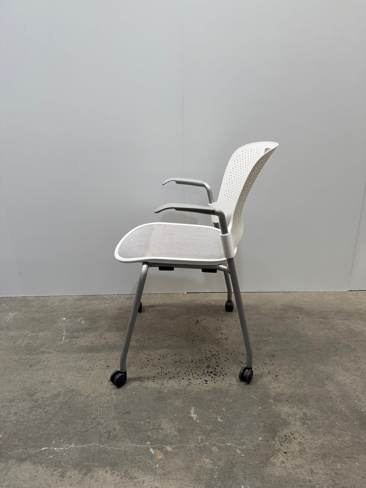Herman Miller Caper Stacking Chair – White, FLEXNET Seat, Arms & Castors – view 7 – pre-owned