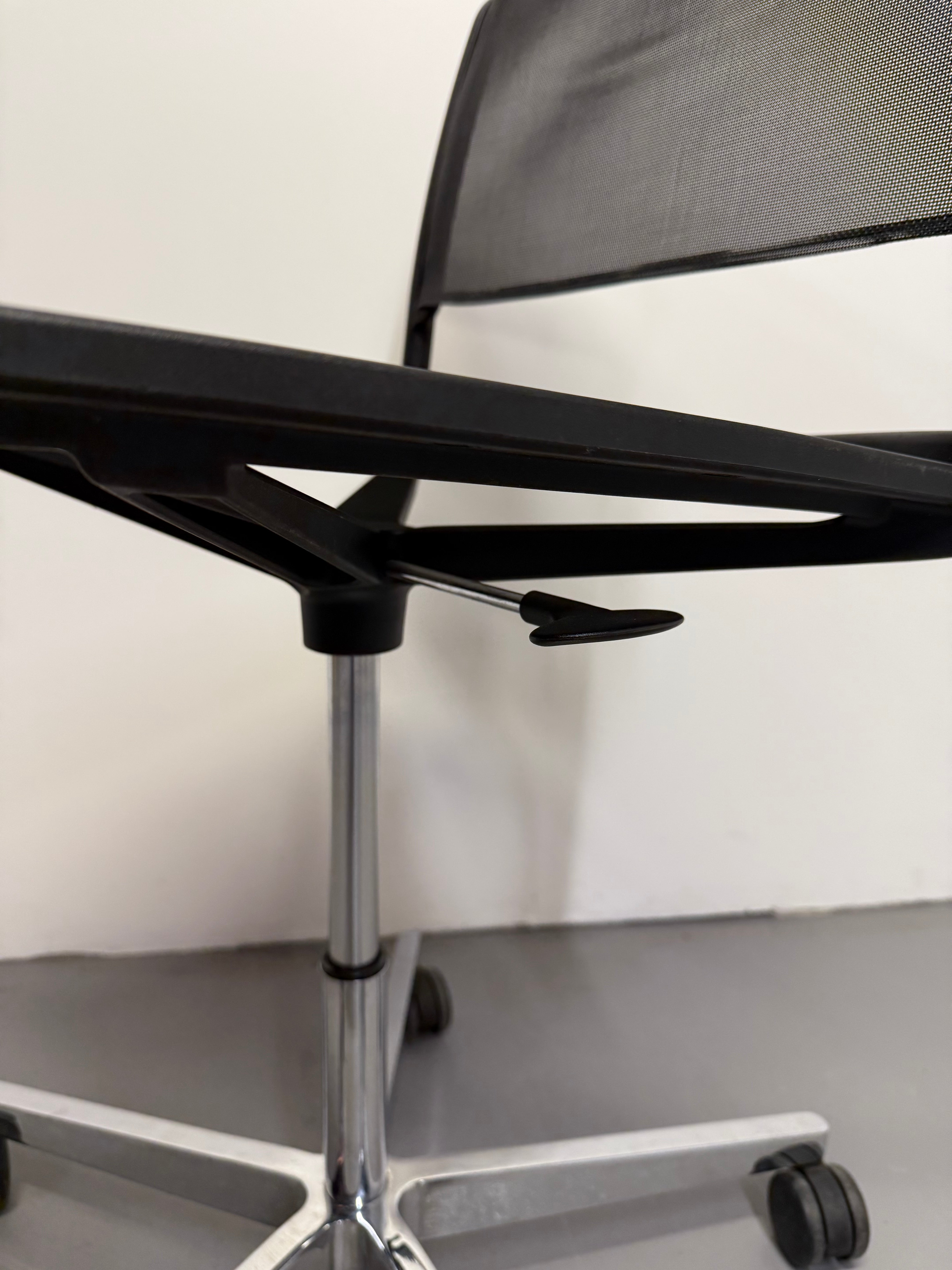 Aline 232/1 swivel Conference Chair by Wilkhahn