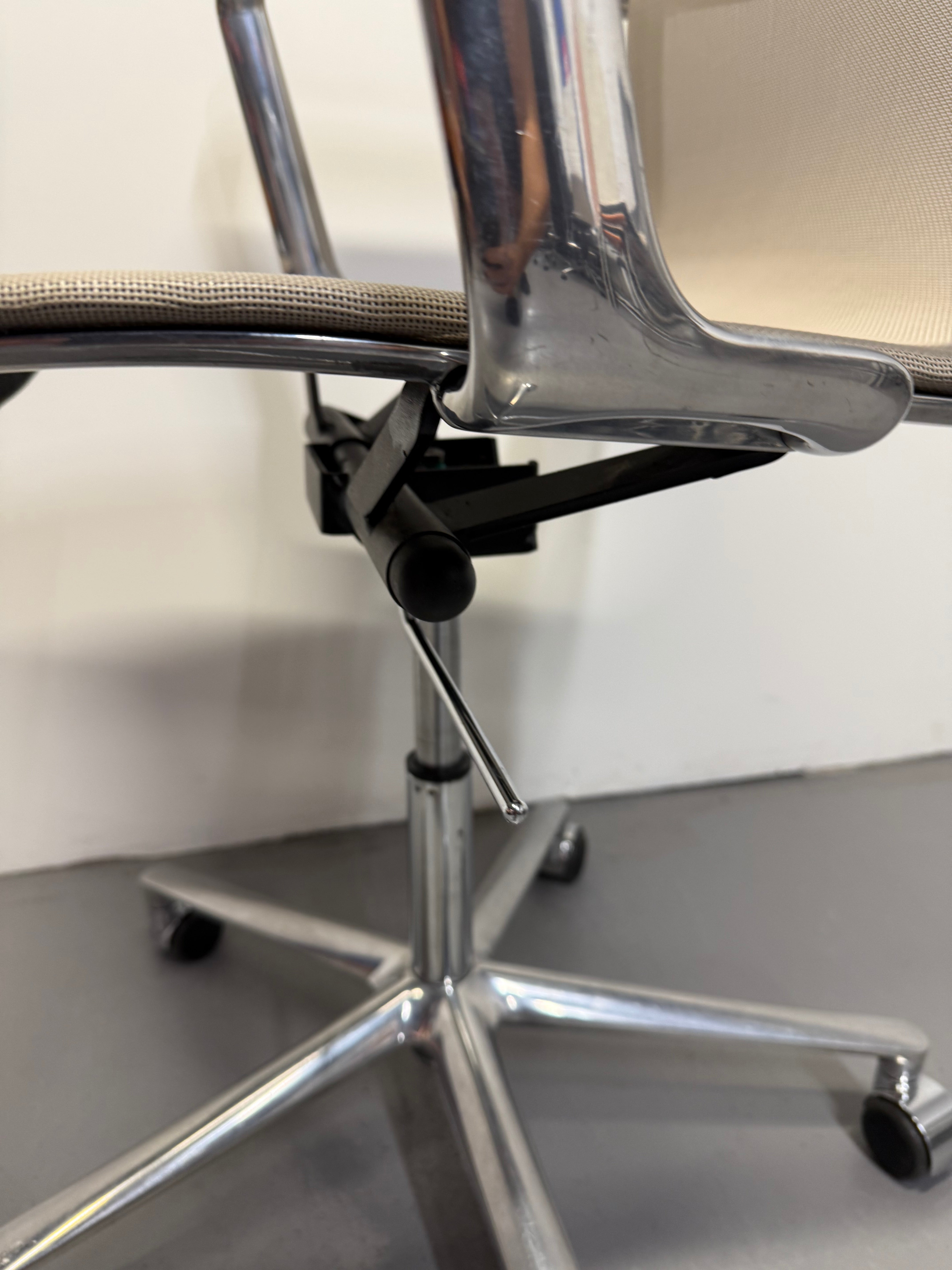 ICF Una Chair – Mesh Office Chair with Arms – Polished Aluminium - Made in Italy