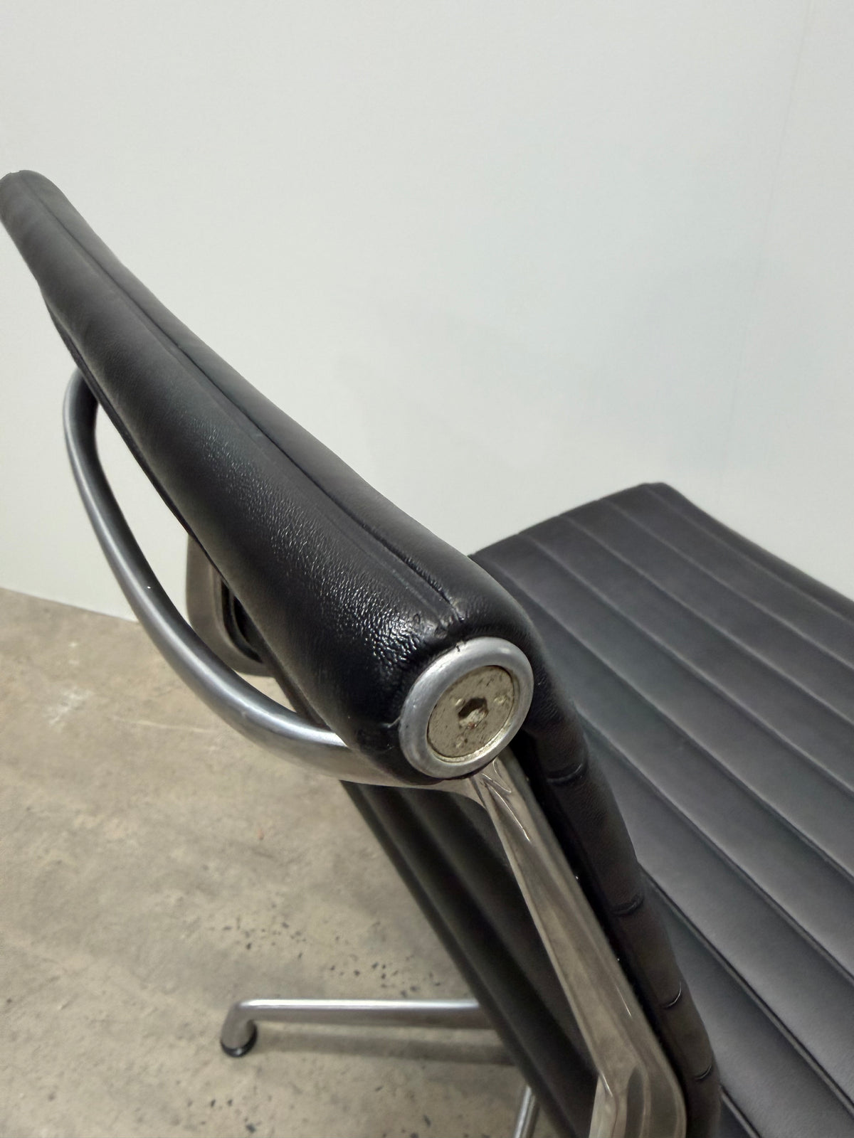Herman Miller Eames Aluminium Group EA330 Side Chair – Black | Armless