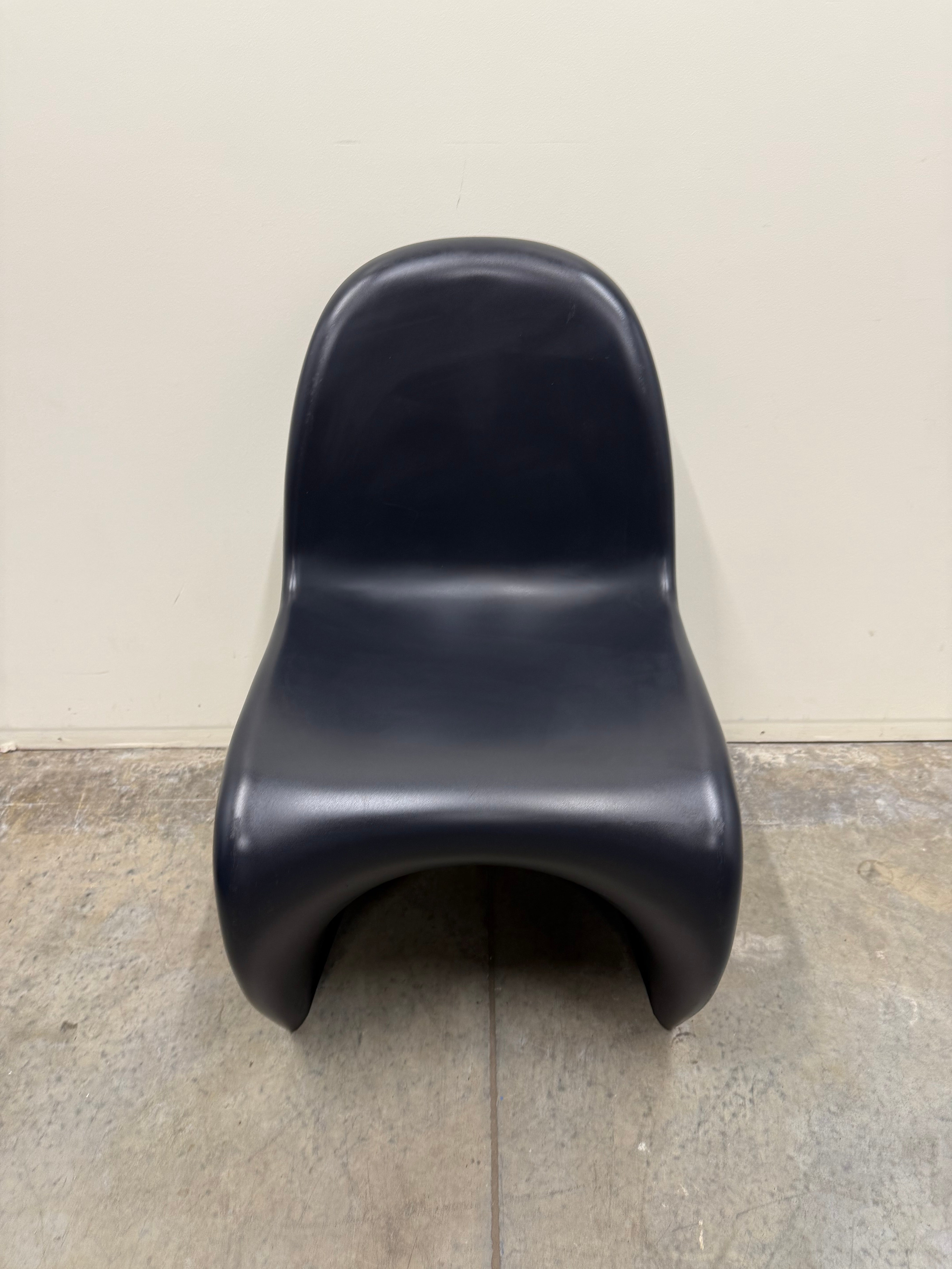 Vitra Panton Chair – Black / Plastic Shell