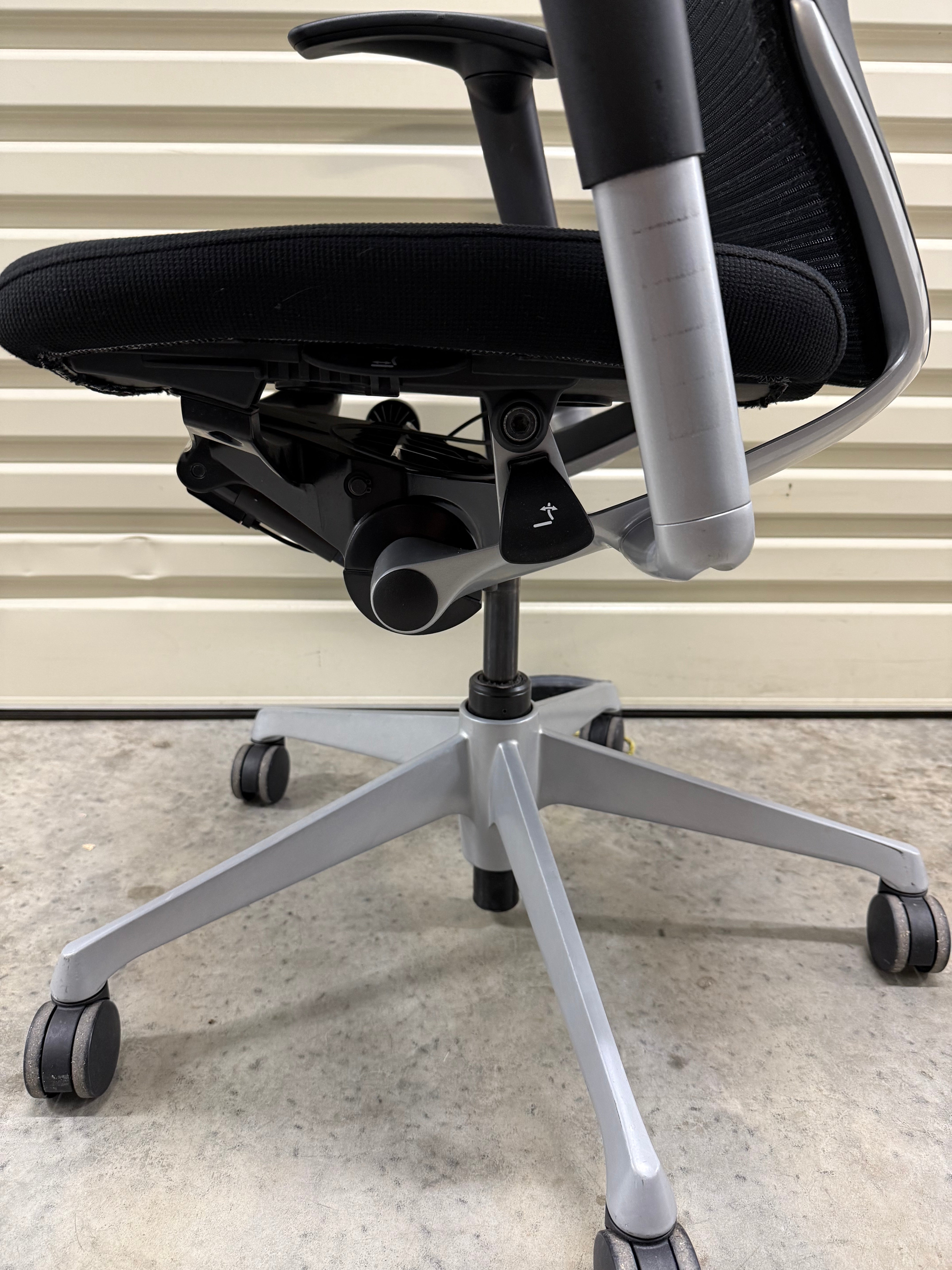 Okamura Baron Mesh Office Chair – Ergonomic & Adjustable