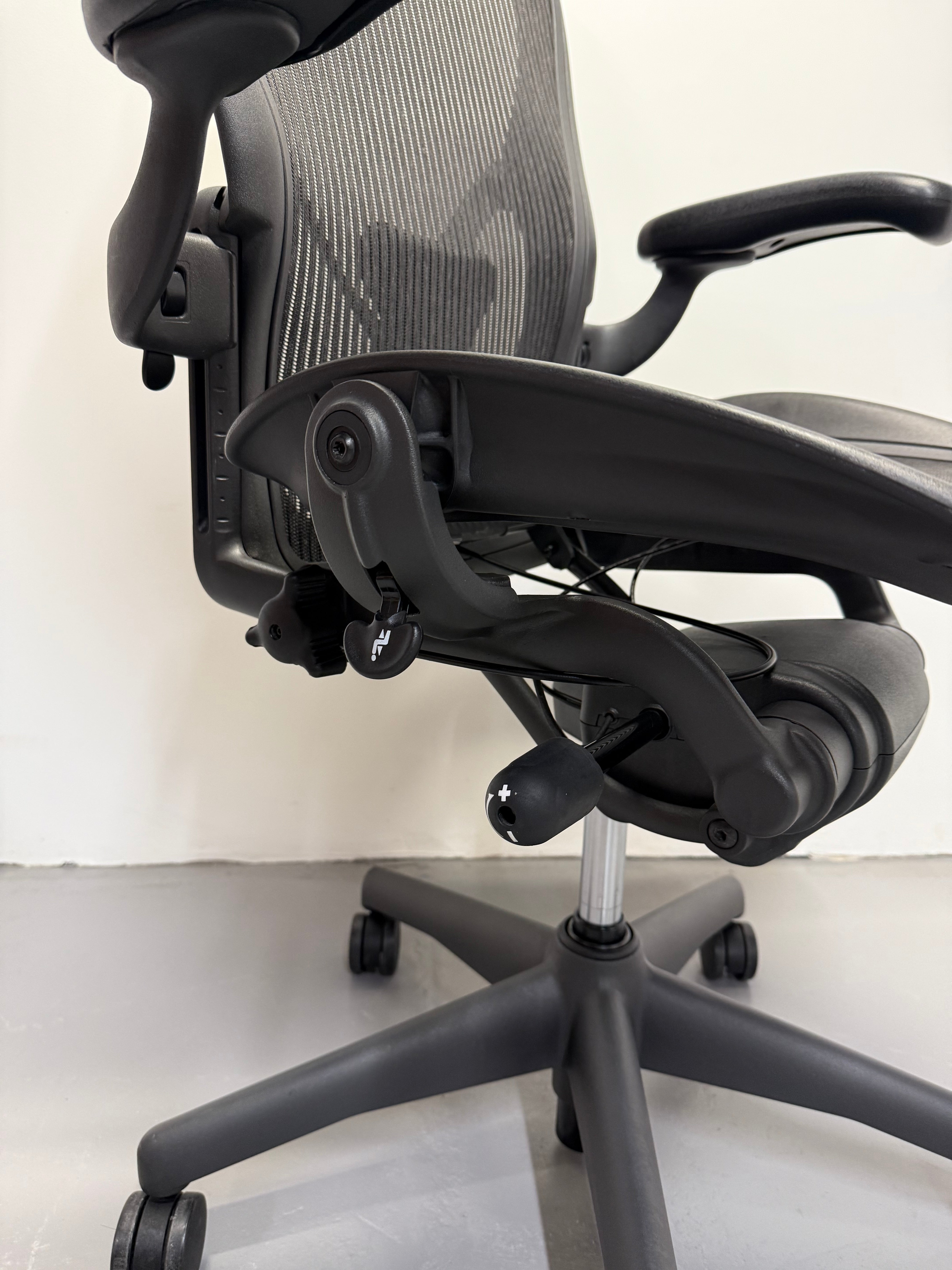 Herman miller Aeron with Armrest - Graphite (Size C)