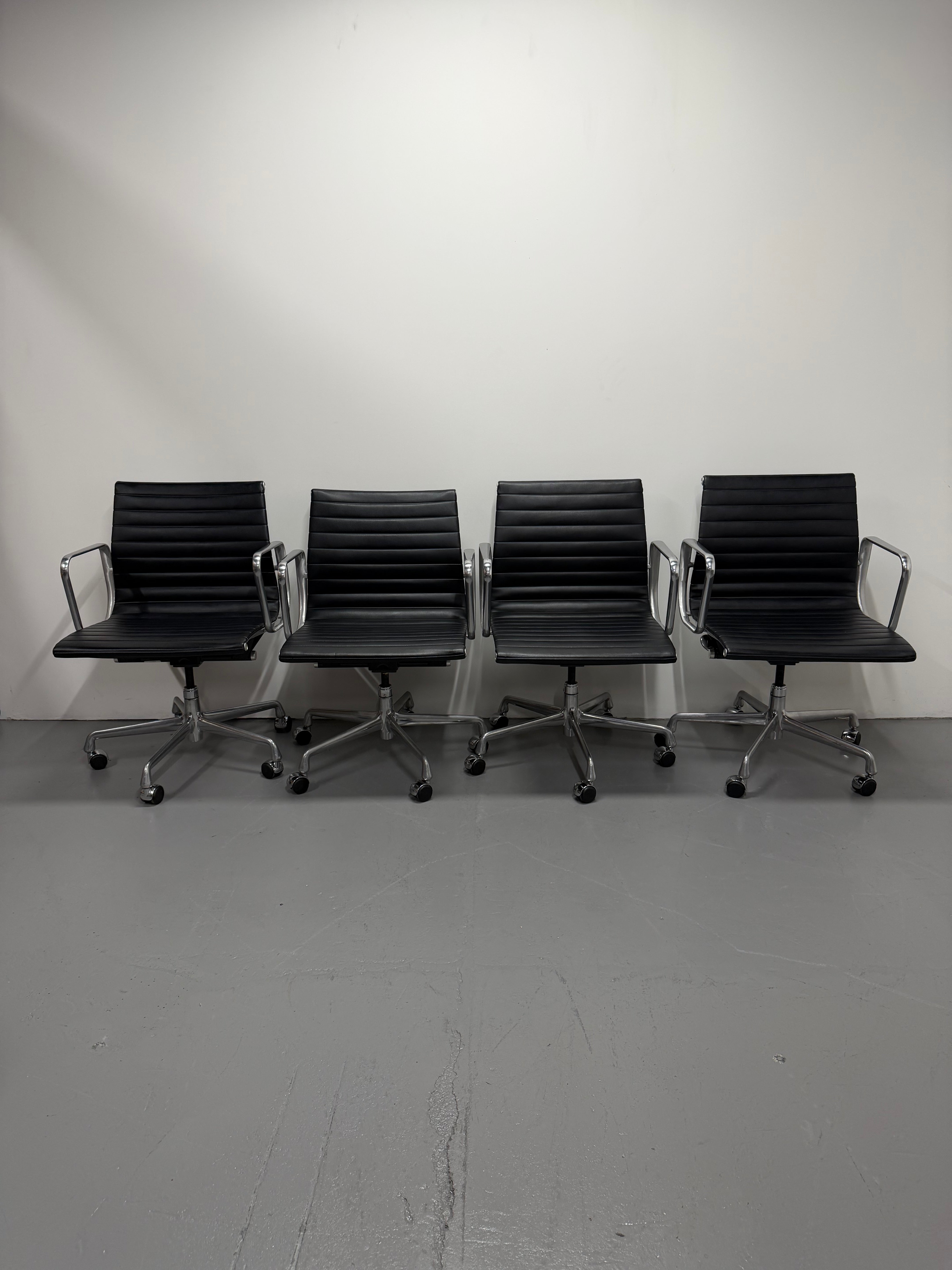 Eames EA 335 Leather Chair – Aluminium Group Management Armchair on Wheels by Herman Miller