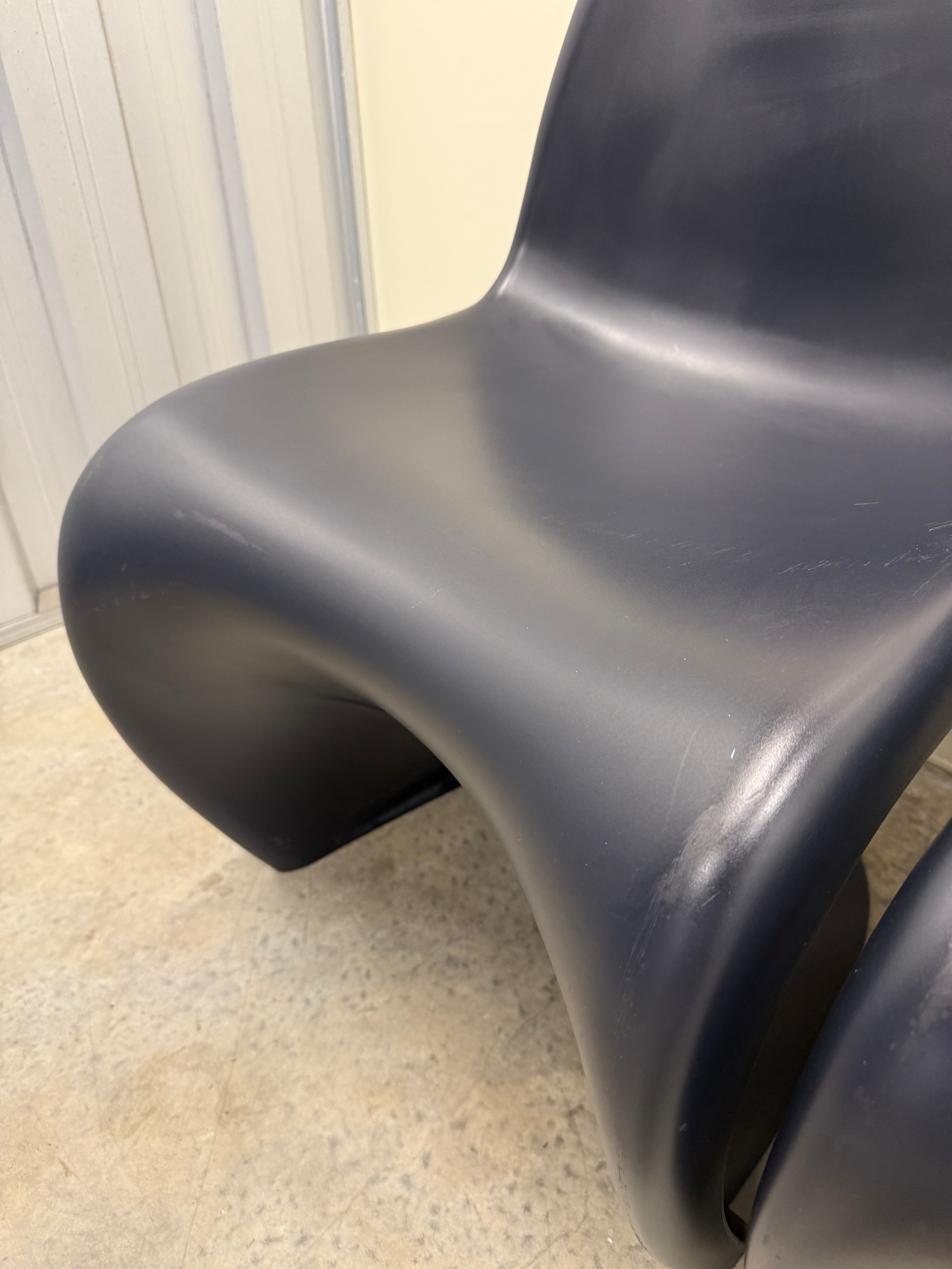 Vitra Panton Chair – Black / Plastic Shell