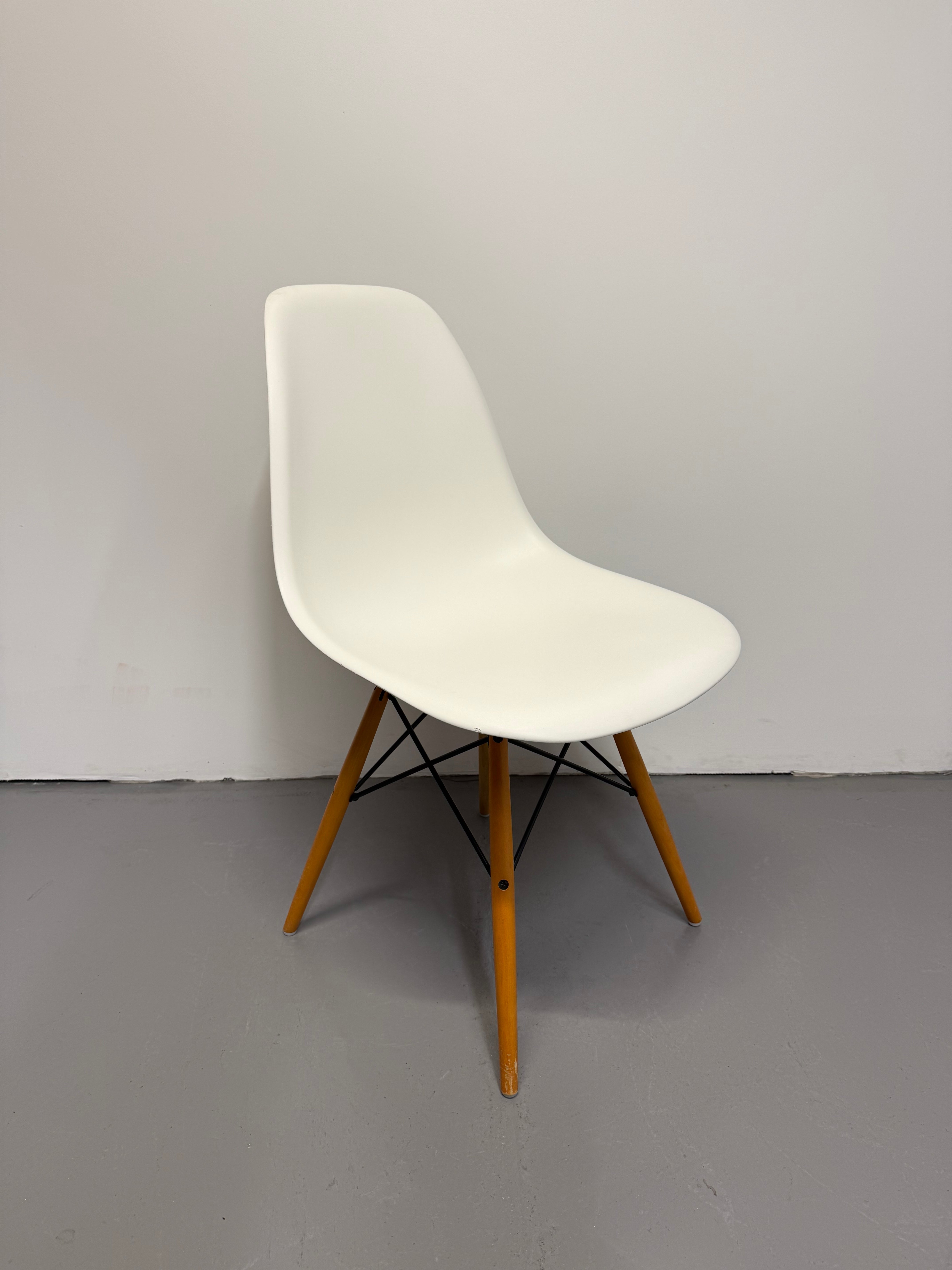 Eames Molded Plastic Side Chair by Herman Miller – White / Wood Dowel Base