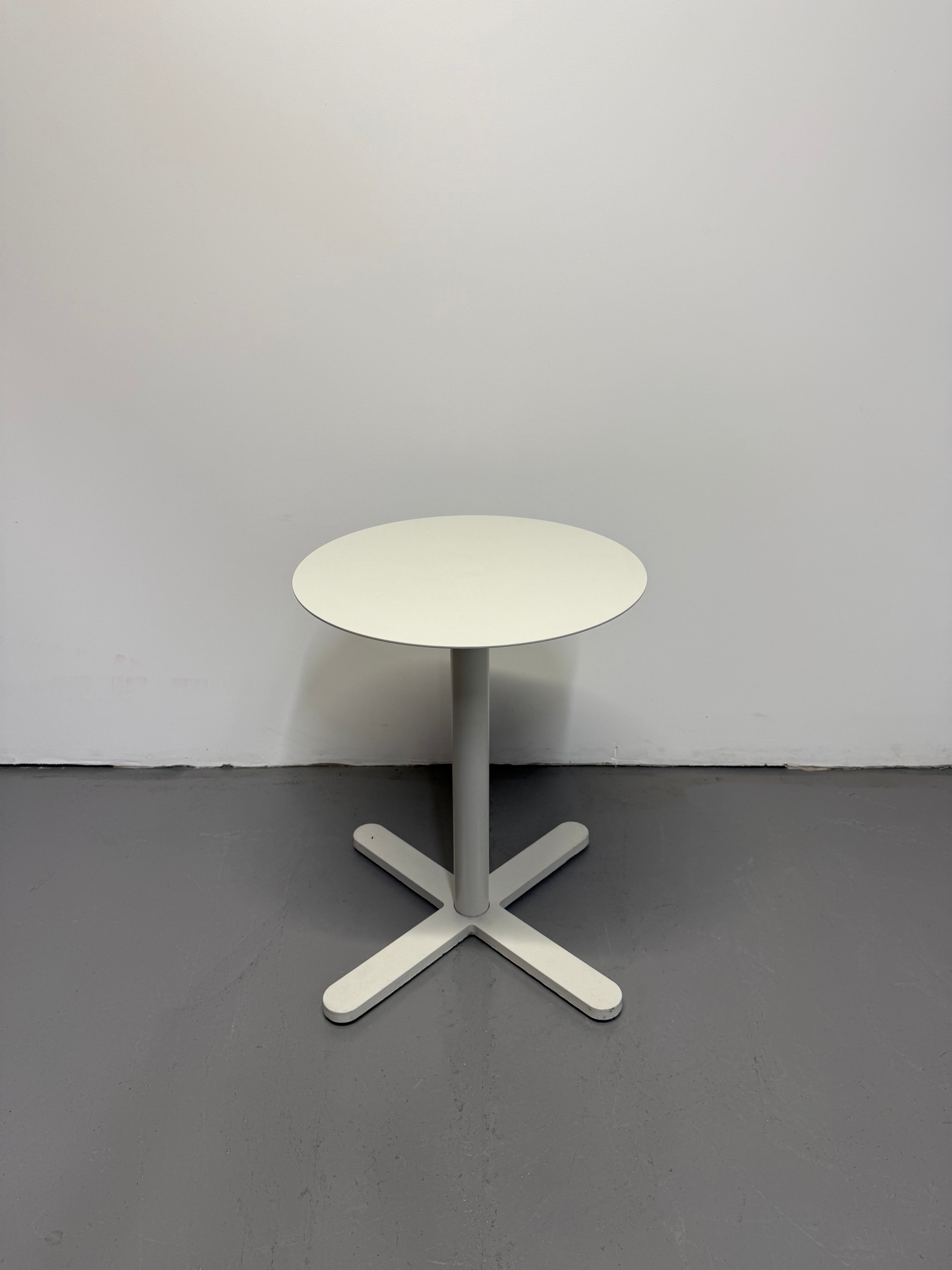 Mobles 114 Barcelona Hulot table by Joan Gaspar - White