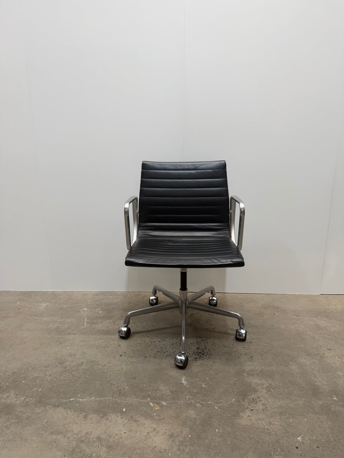 Herman Miller Eames Aluminium Group Management Chair EA331 – Black Leather, with Arms – view 1 – pre-owned