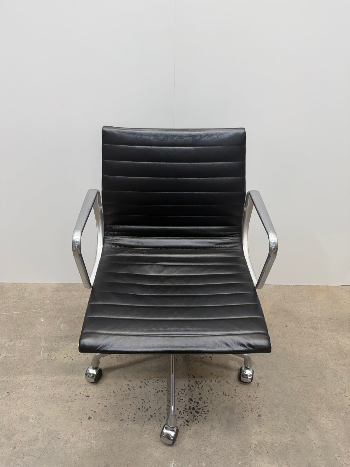 Herman Miller Eames Aluminium Group Management Chair EA331 – Black Leather, with Arms – view 10 – pre-owned