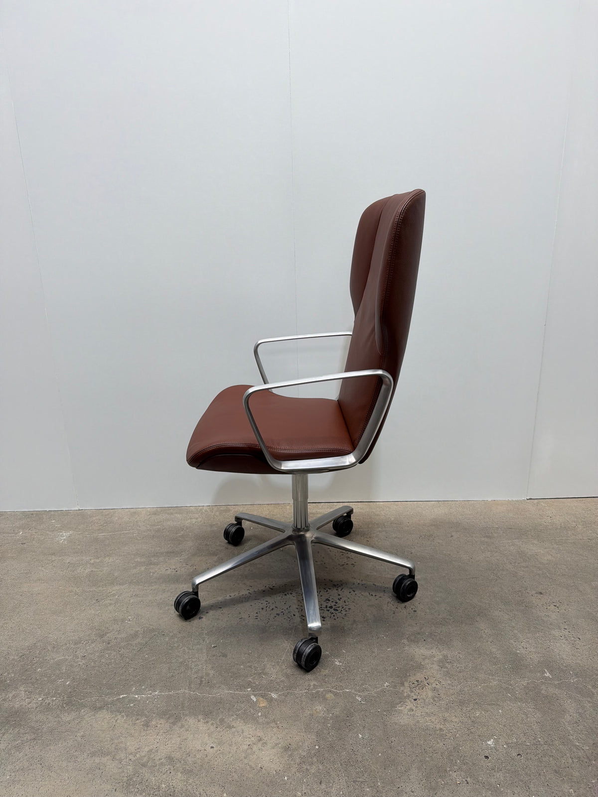 Wilkhahn Intra 295/7 Medium Back Conference Chair – Brown Leather | Ex-Showroom – view 6 – pre-owned