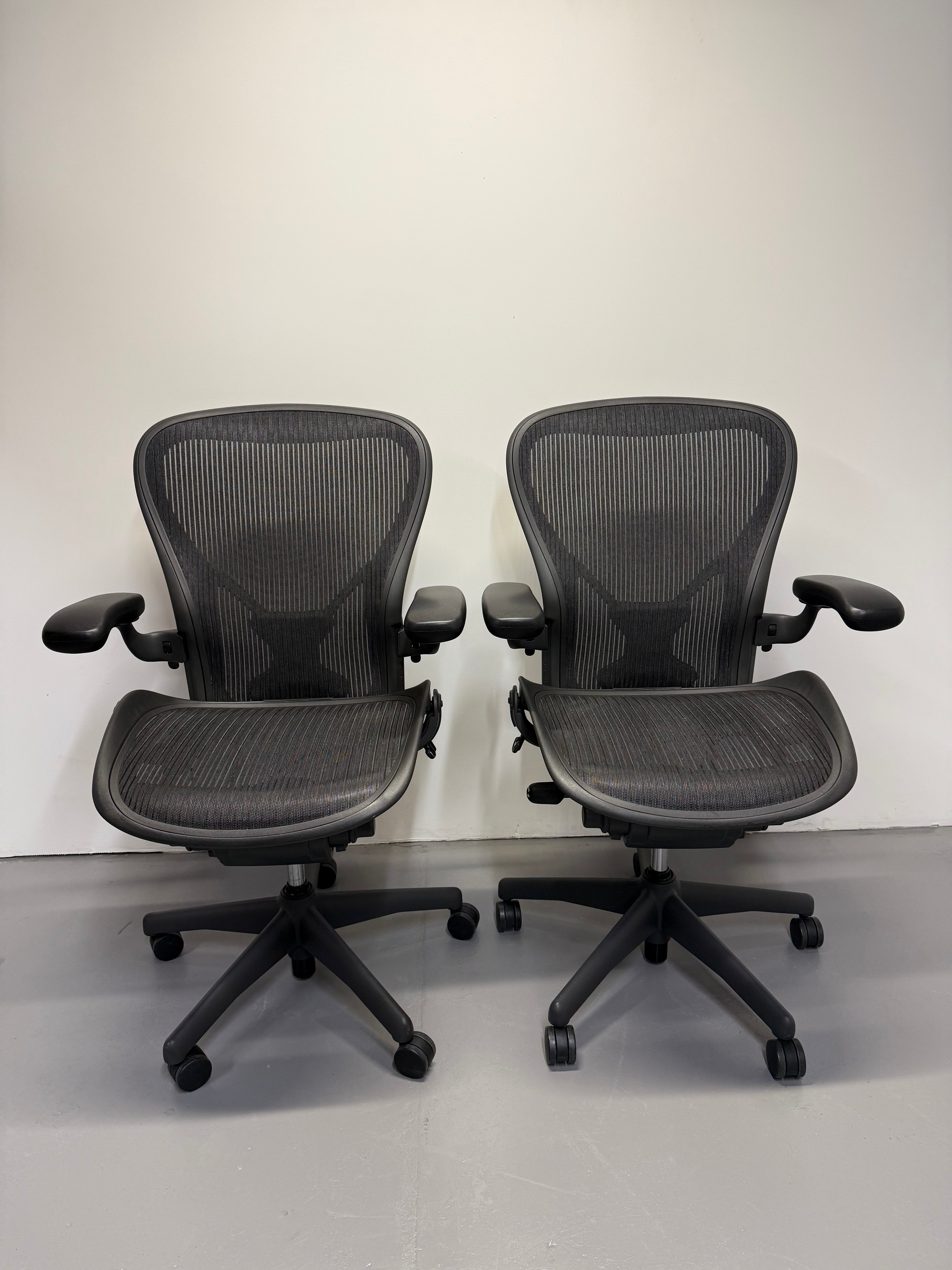 Herman miller Aeron with Armrest - Graphite (Size C)
