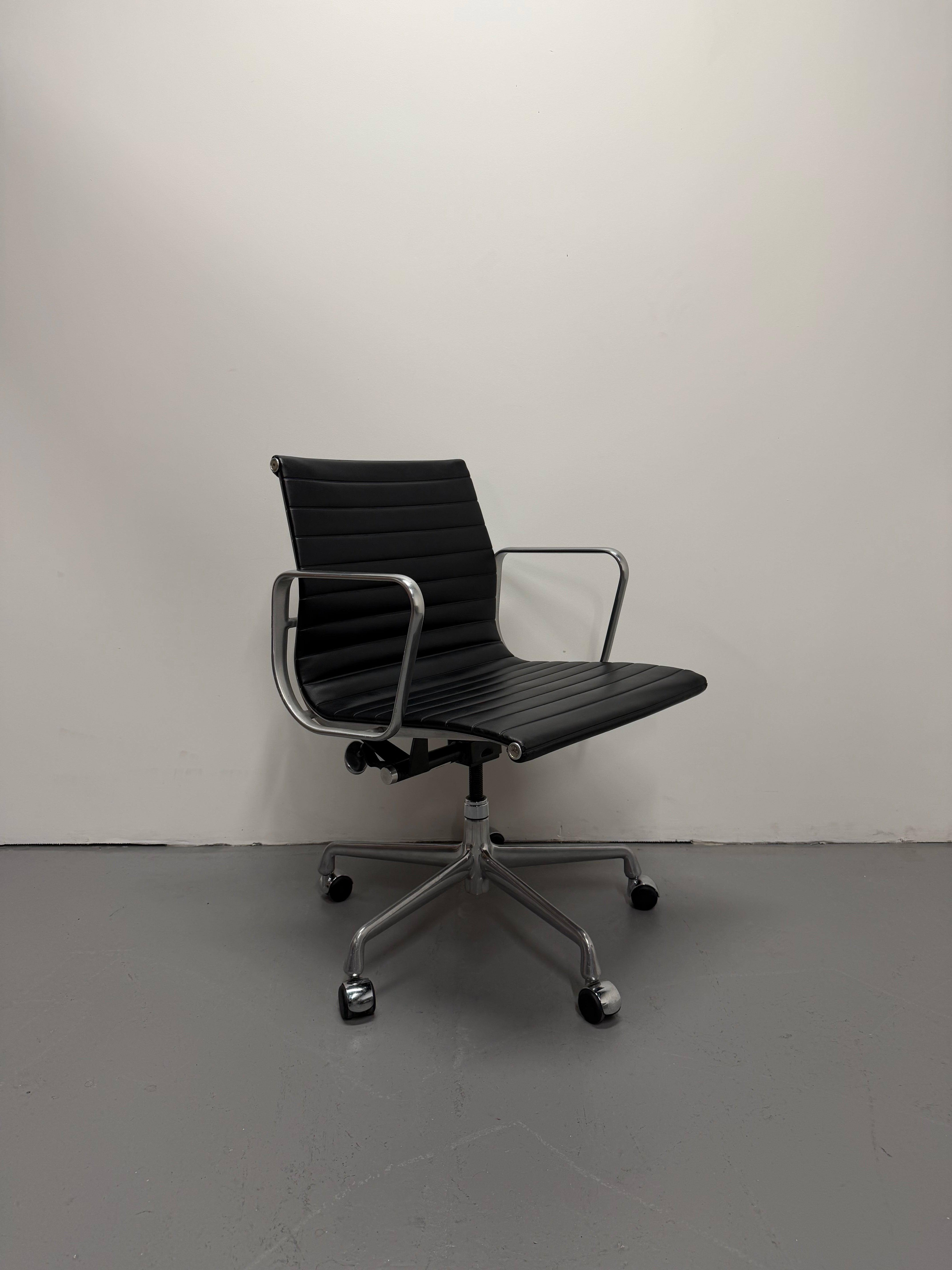Eames EA 335 Leather Chair – Aluminium Group Management Armchair on Wheels by Herman Miller