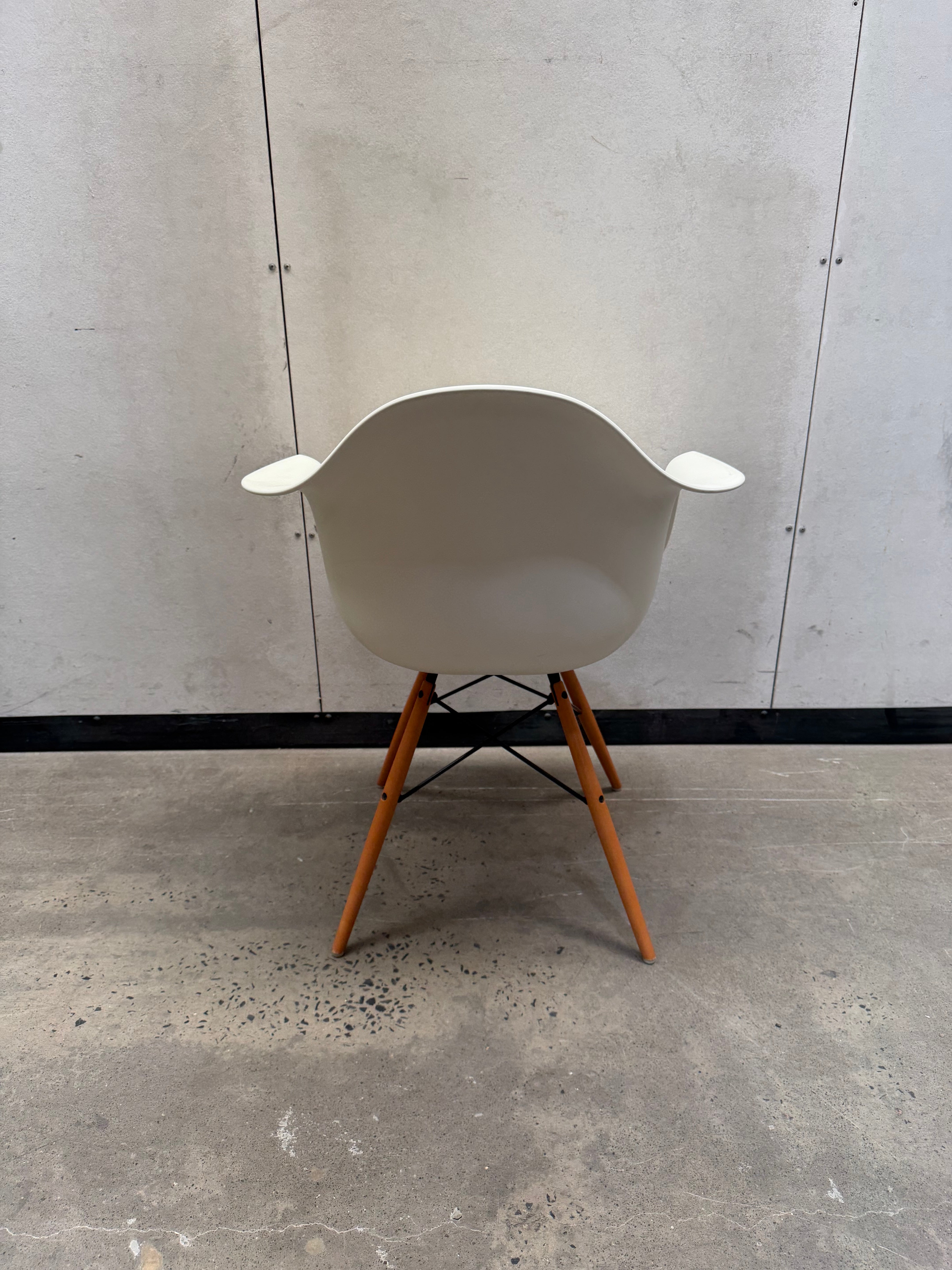 Vitra Eames Moulded Plastic Armchair DAW – White / Dowel Base
