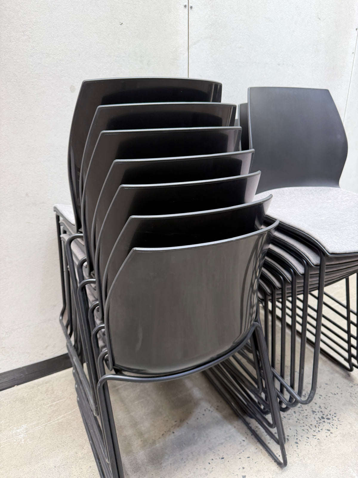 Kastel Kalea Chair – Black Shell, Grey Padded Seat, Sled Base