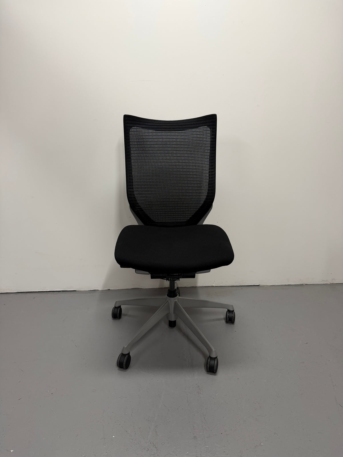 Okamura Baron Mesh Office Chair – No arms