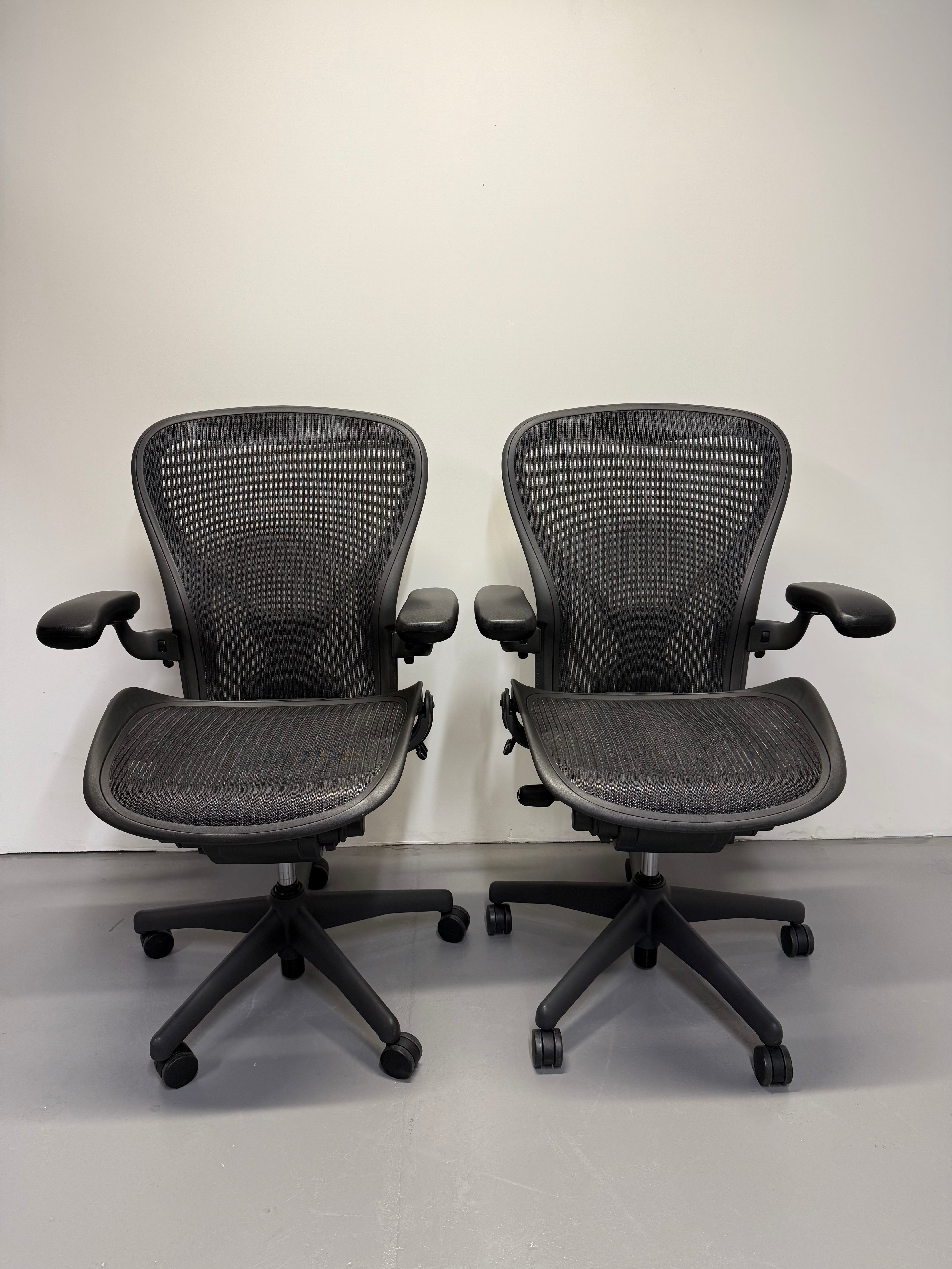 Herman miller Aeron with Armrest - Graphite (Size C)