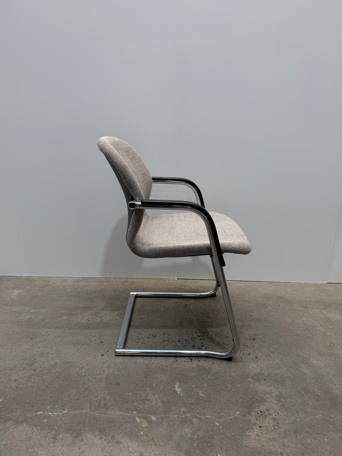 Wilkhahn FS-Line 212/5 Cantilever Chair – Kvadrat Skifer Upholstery, Chrome Frame – view 4 – pre-owned