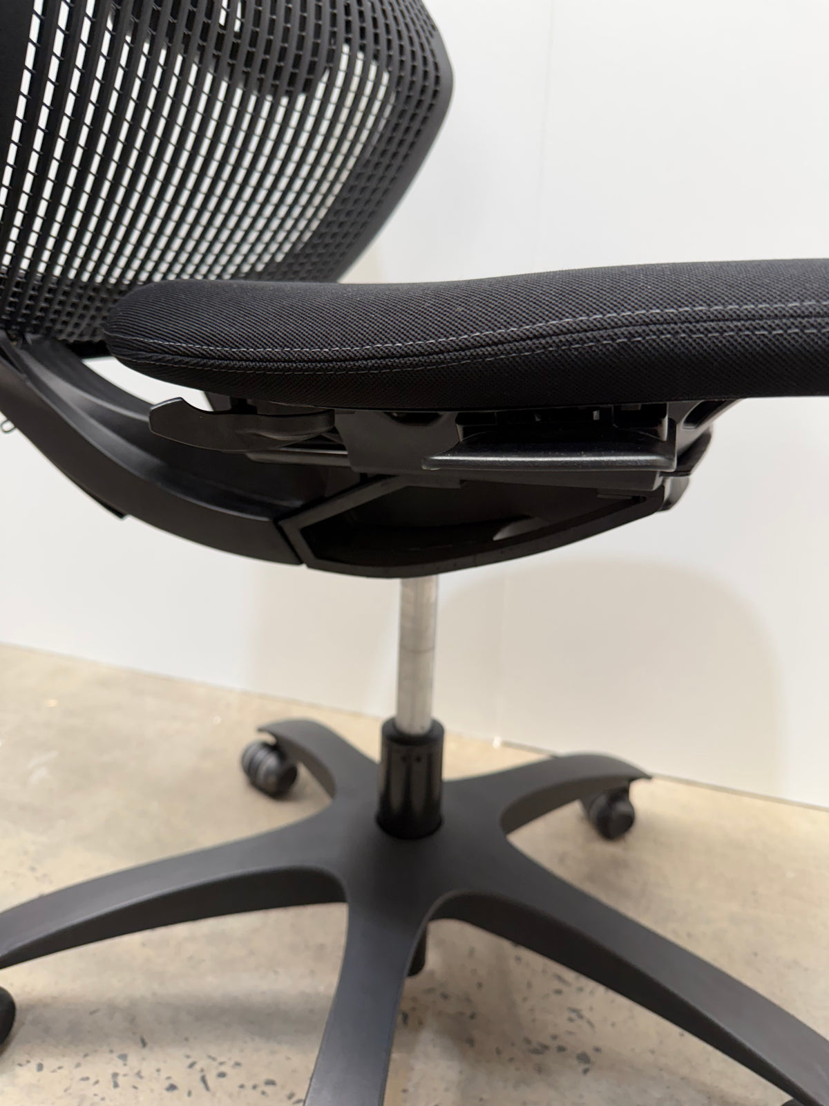 Knoll Generation Ergonomic Office Task Chair by Formway – Black, No Arms – view 5 – pre-owned