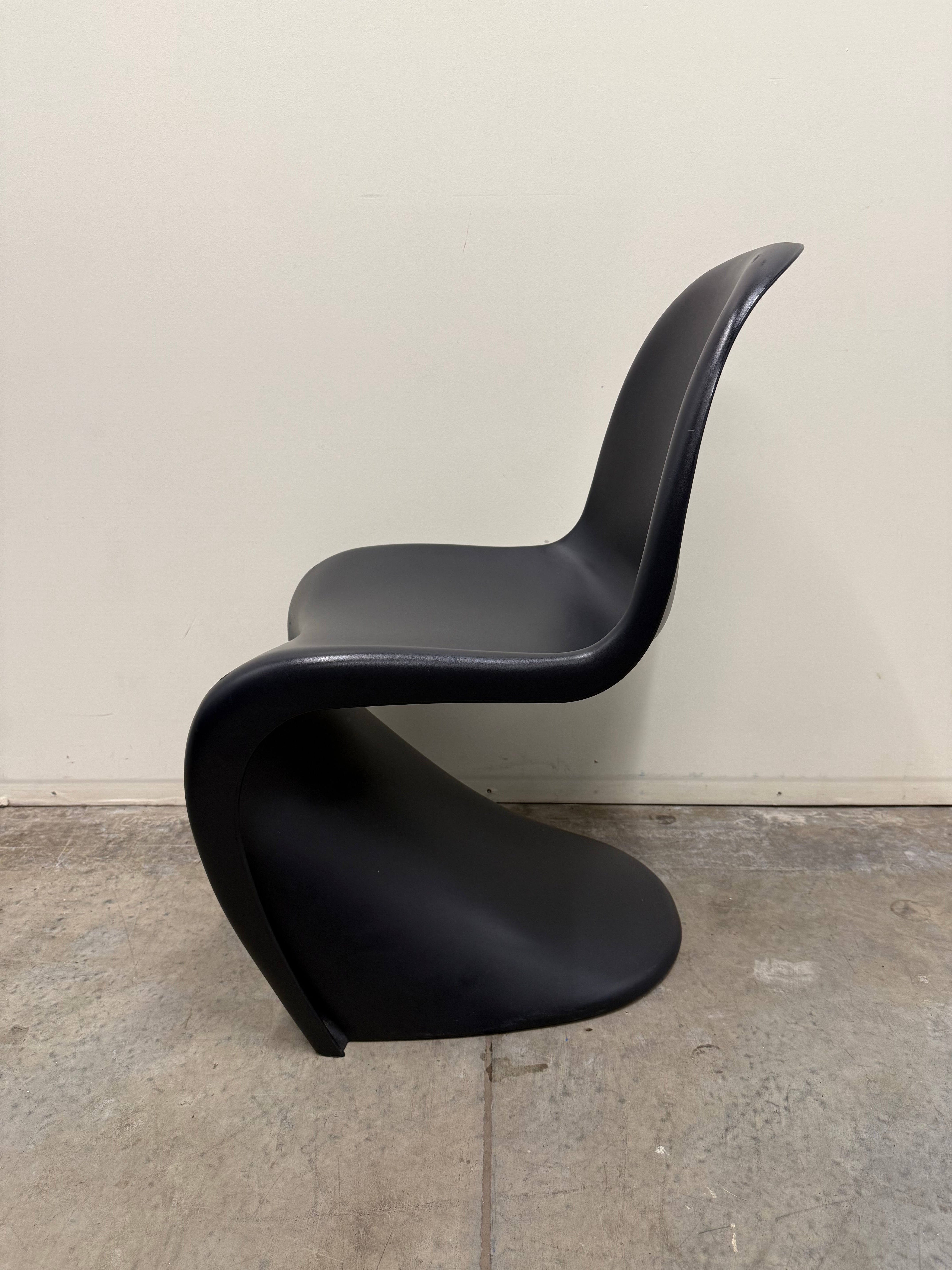 Vitra Panton Chair – Black / Plastic Shell