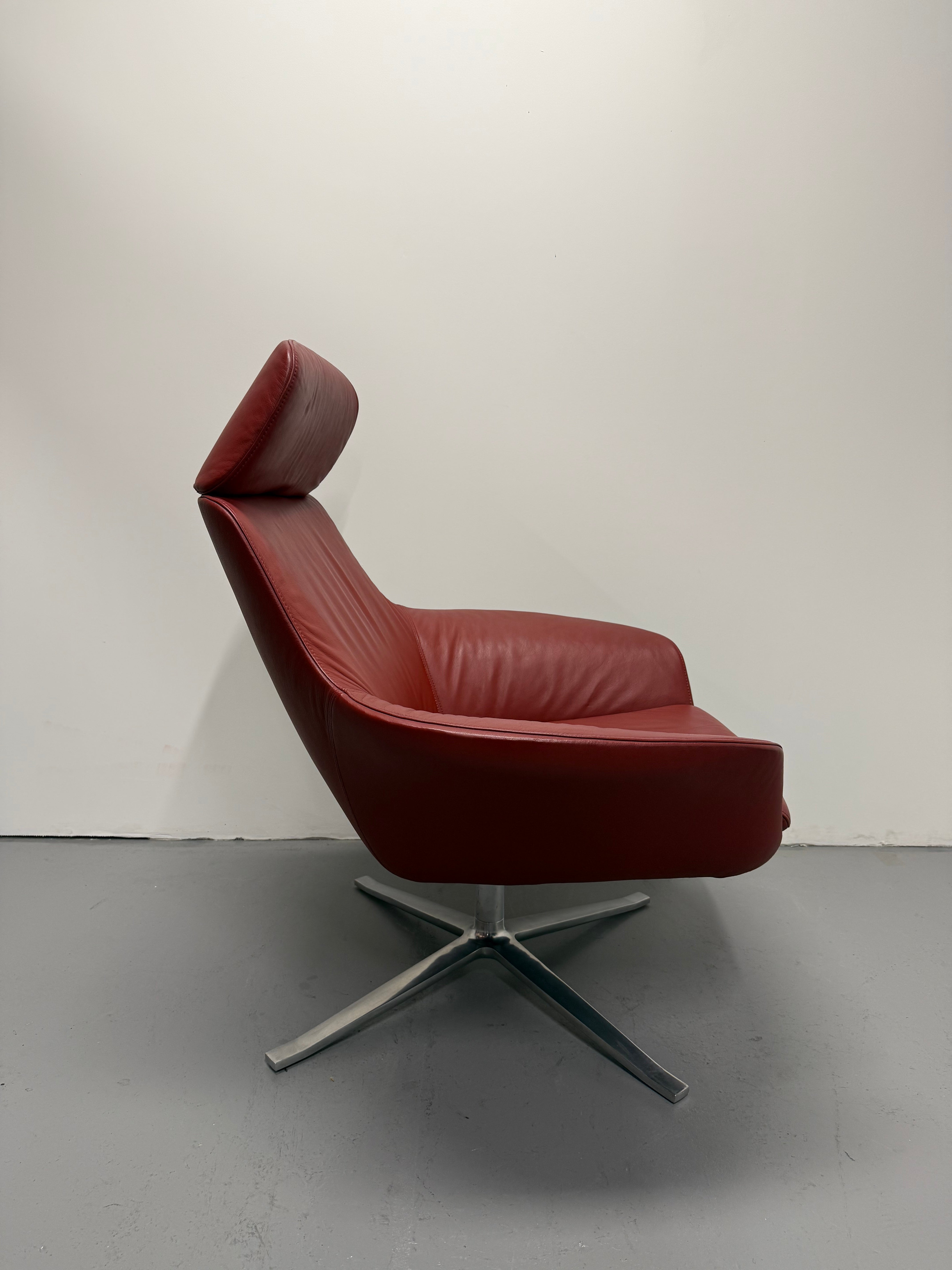 Walter Knoll Oscar Armchair with Headrest – Red Leather