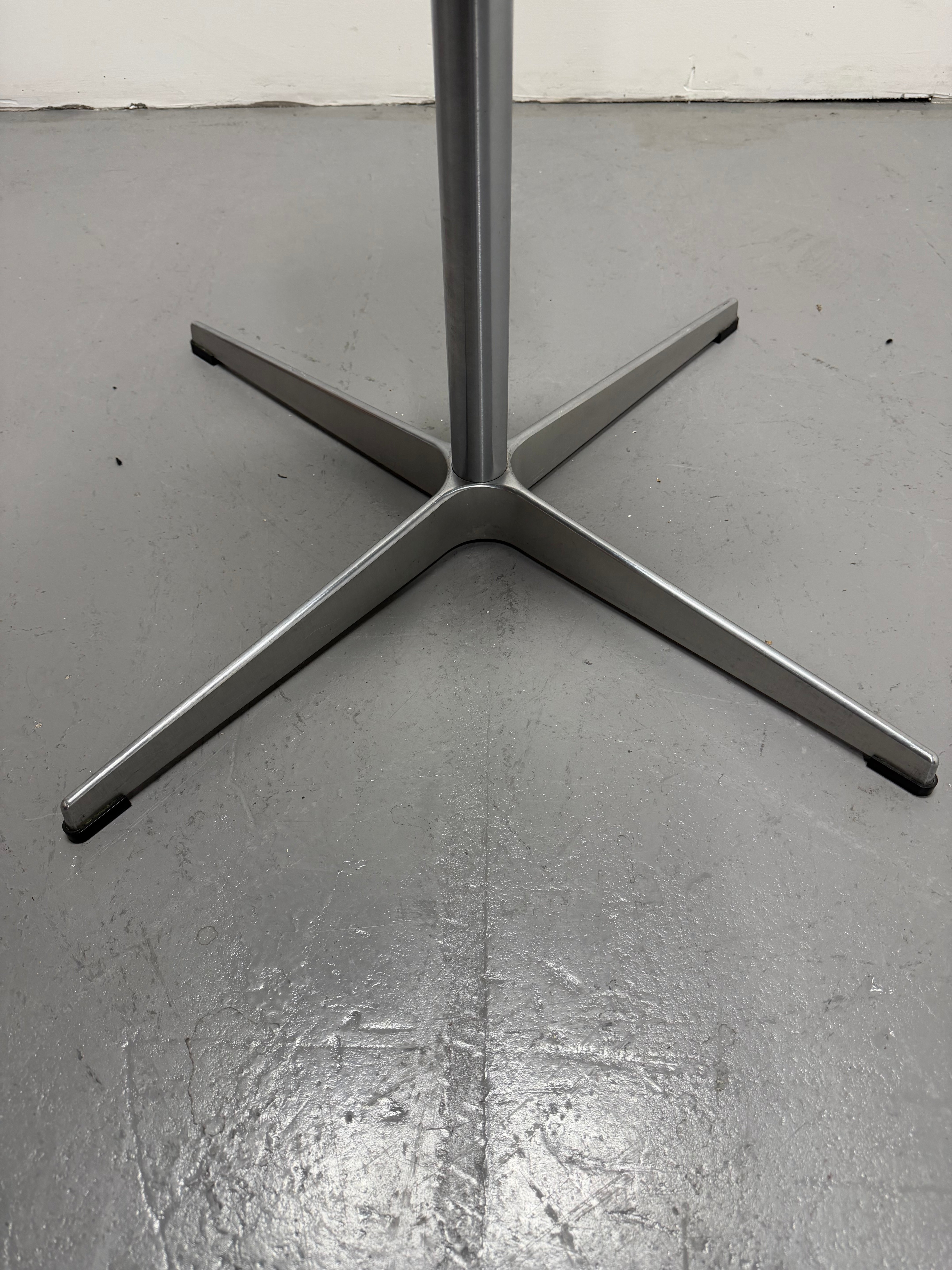 Fritz Hansen Circular Coffee side Table 900mm – Arne Jacobsen