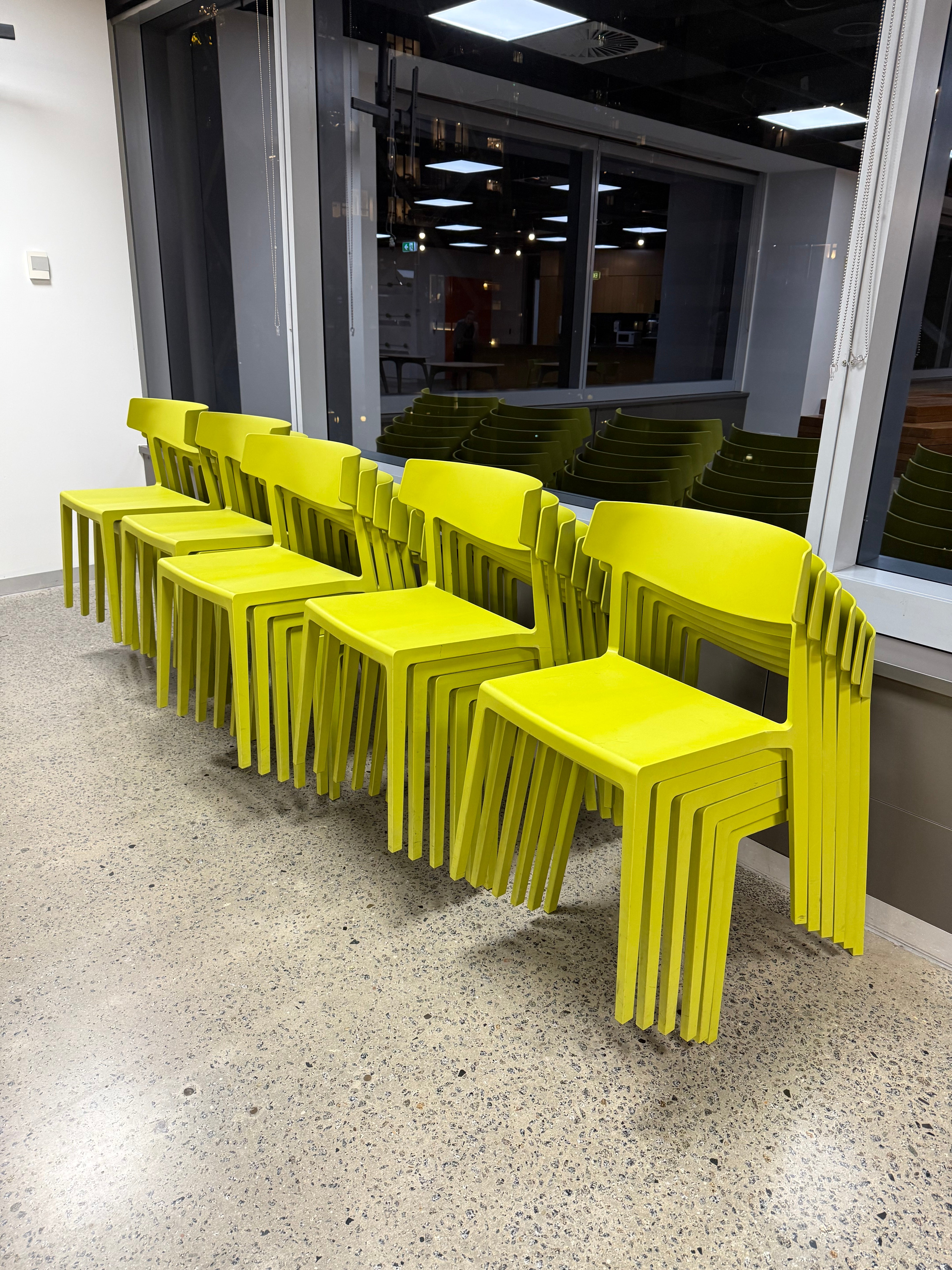 Actiu Wing Stacking Chair – Green
