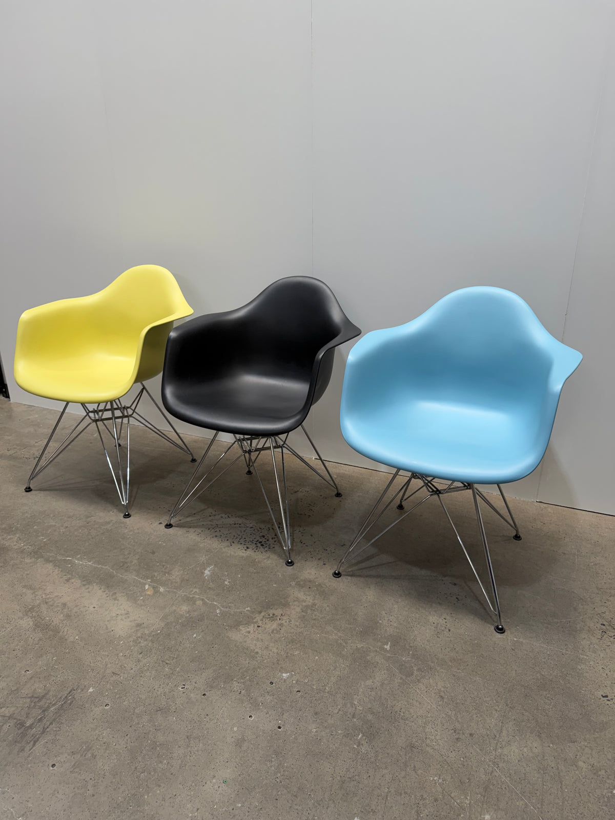 Vitra Eames Plastic Armchair DAR, Chrome Eiffel Base – detail 2 – pre-owned