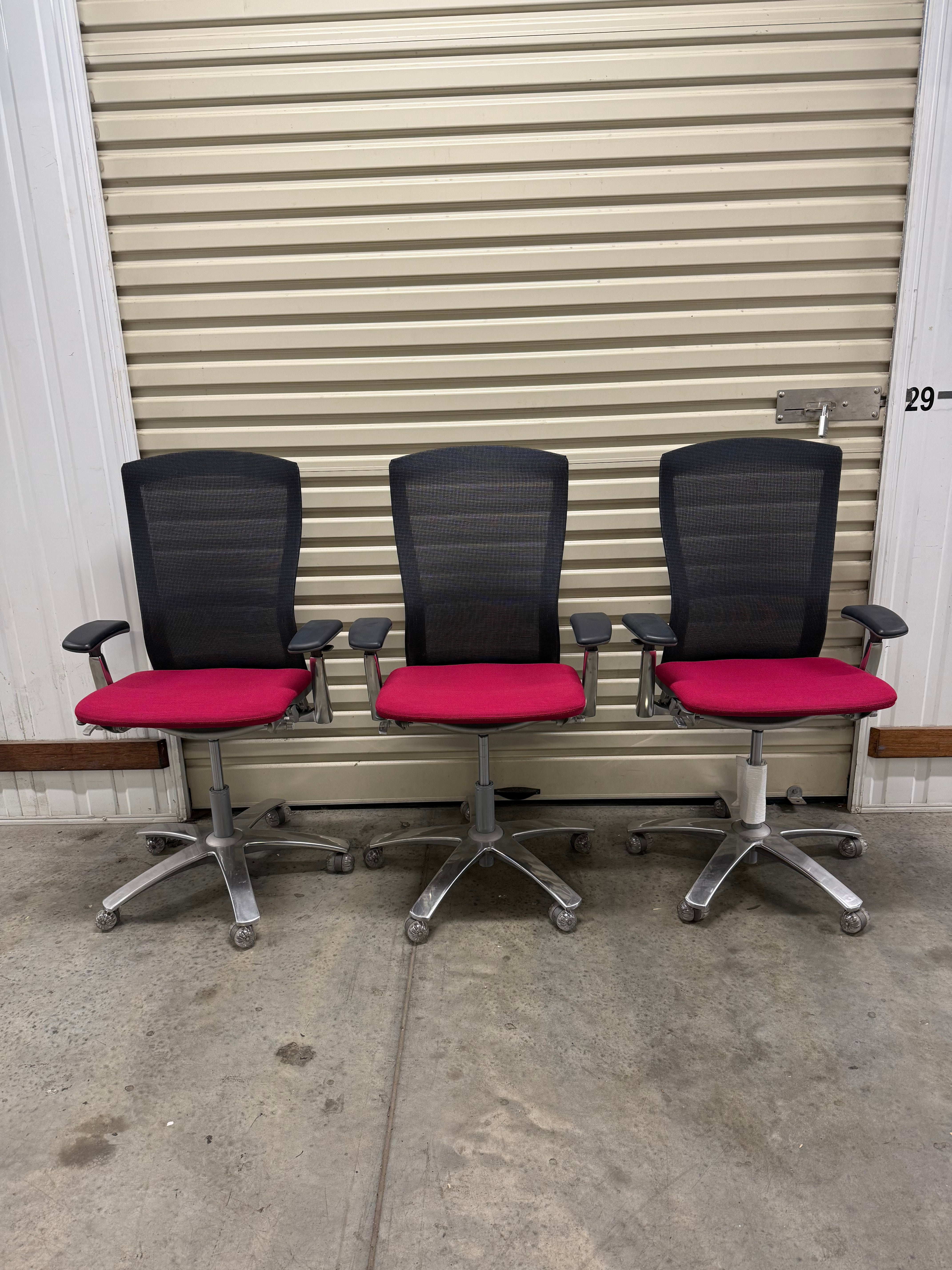 Knoll Life Chair – Black Mesh / Red Seat – Armrests & Fixed Seat