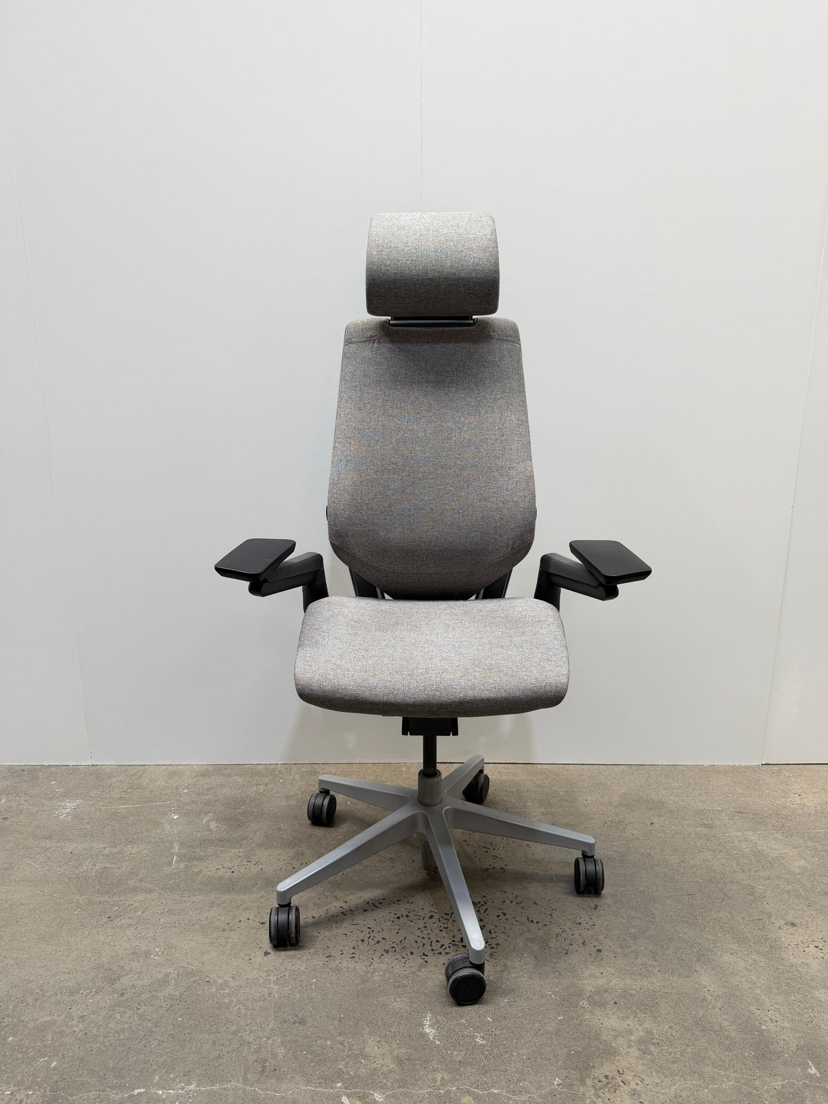 Steelcase Gesture Task Chair with Headrest – Grey Fabric | Ex-Showroom – view 4 – pre-owned