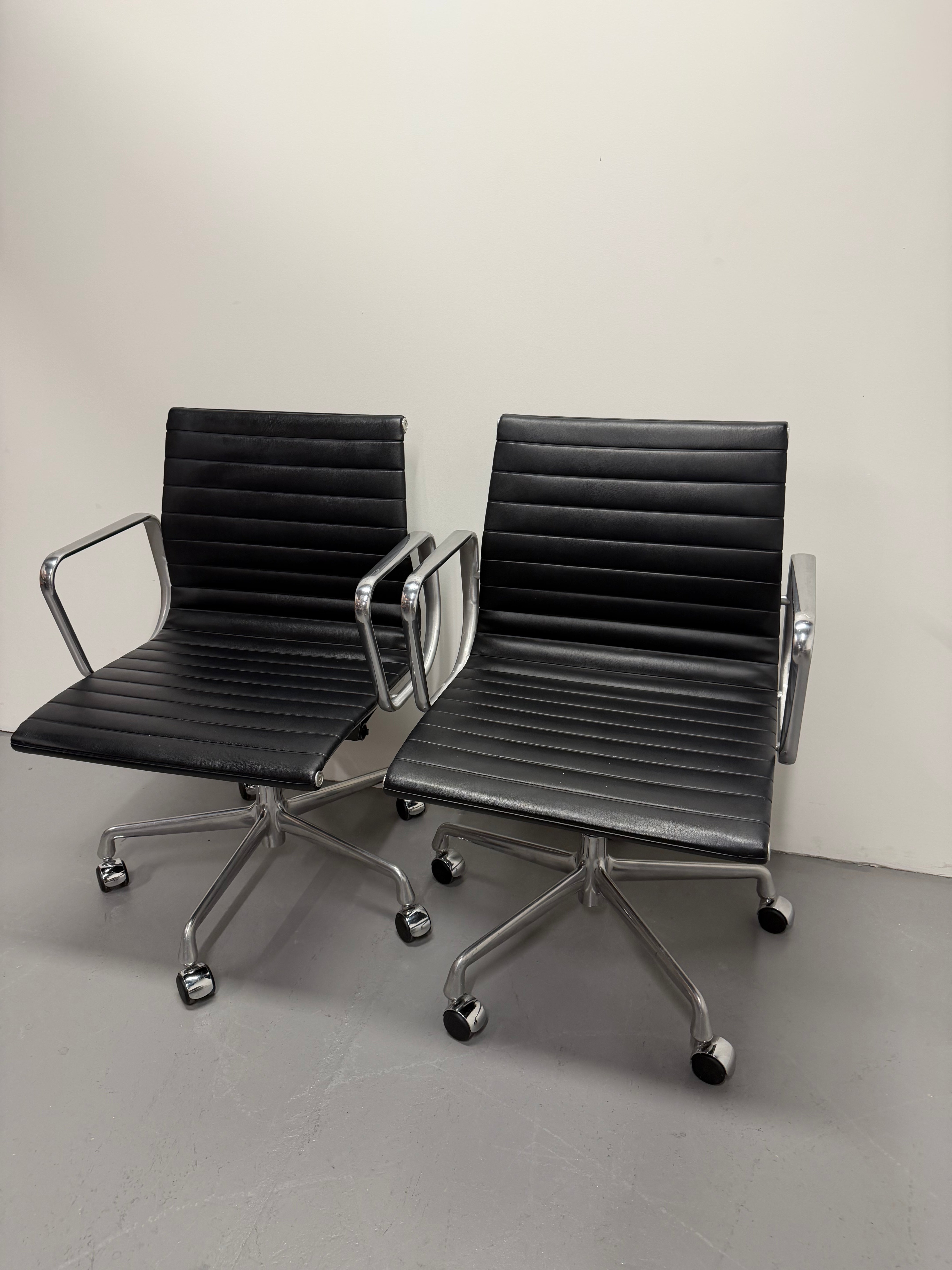 Eames EA 335 Leather Chair – Aluminium Group Management Armchair on Wheels by Herman Miller